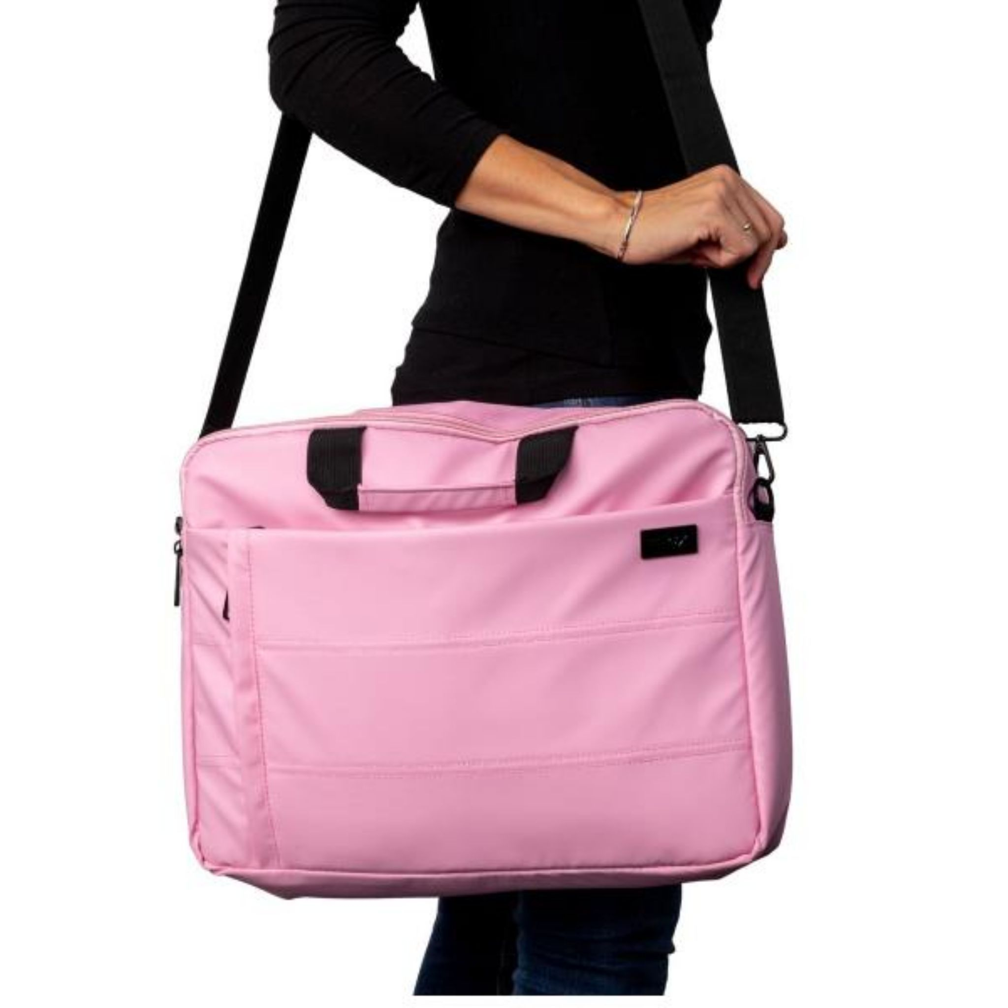 Una persona sostiene una bolsa rosa para portátil. Correa negra sobre el hombro. Fondo blanco.