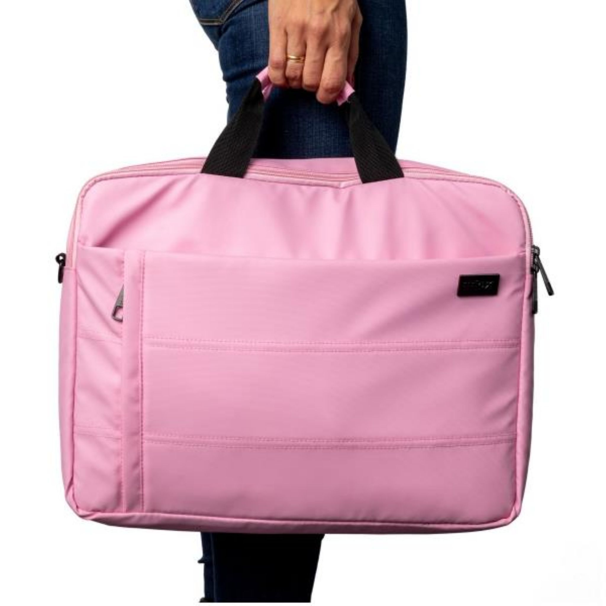 Una bolsa para portátil rosa con un asa sostenida por una persona. El fondo es blanco.