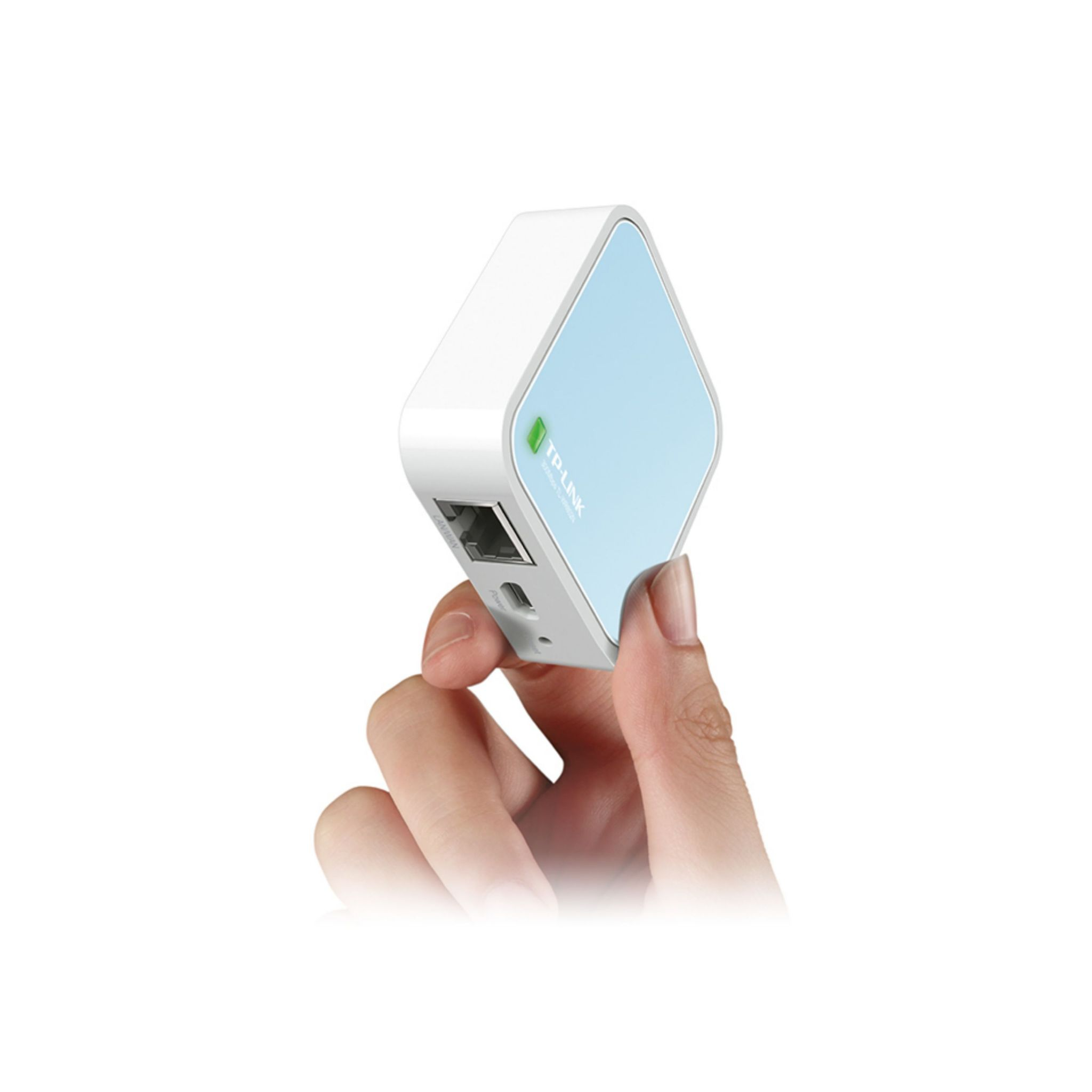 Biało-niebieski router podróżny TP-Link trzymany w dłoni. Białe tło.