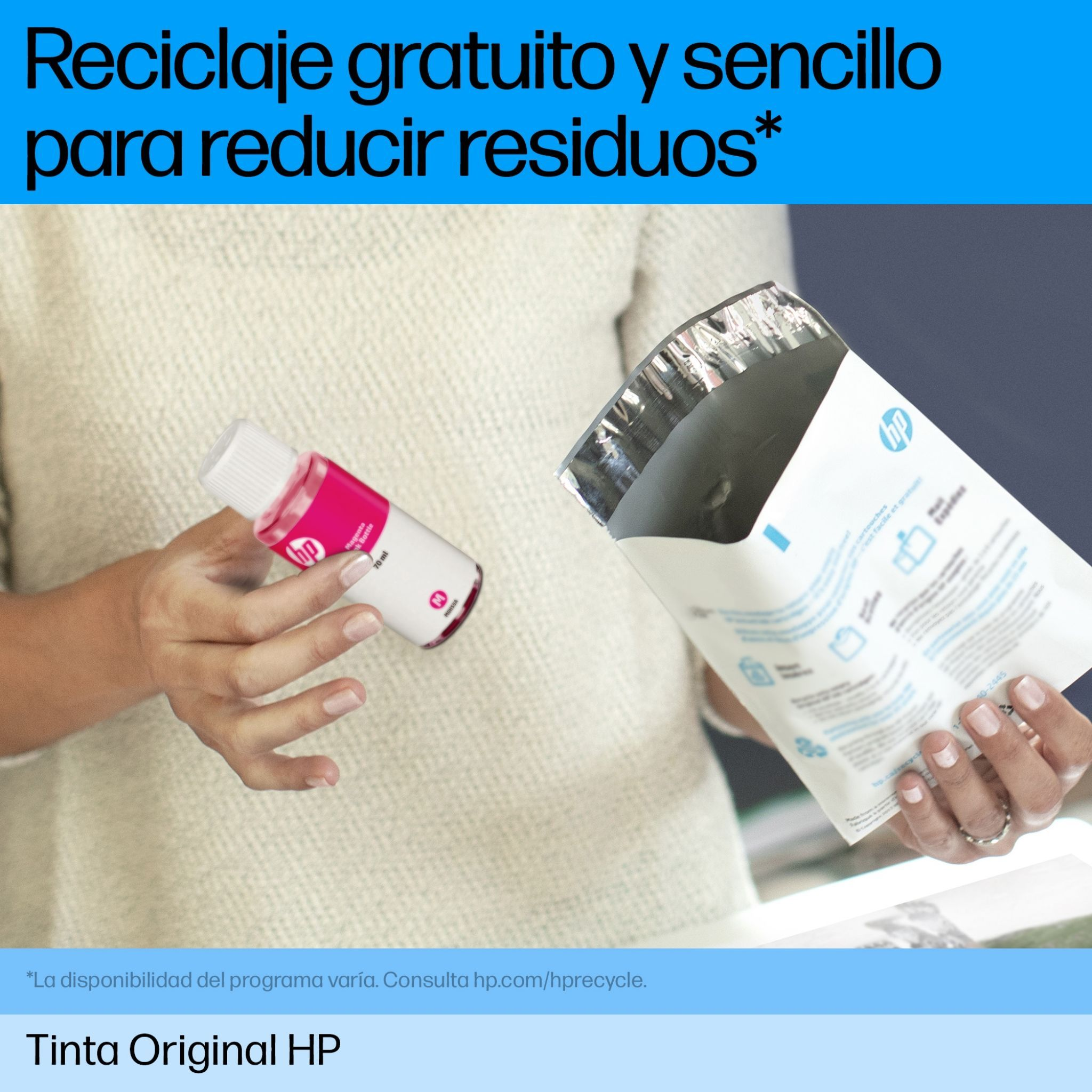 Dłonie trzymające butelkę z tuszem HP i kopertę do recyklingu z tekstem po hiszpańsku.