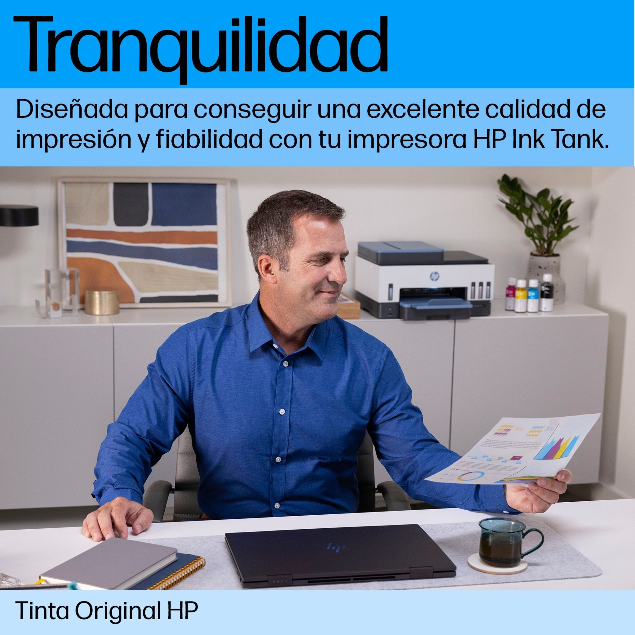 Mężczyzna przegląda papiery, laptop i drukarka na biurku.