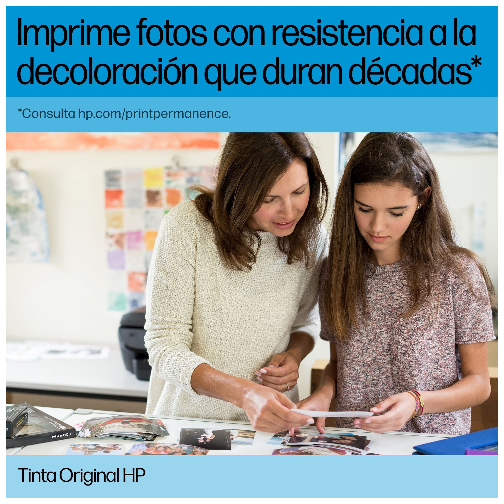 Dwie kobiety oglądają wydrukowane zdjęcia na stole. Drukarka HP w tle.