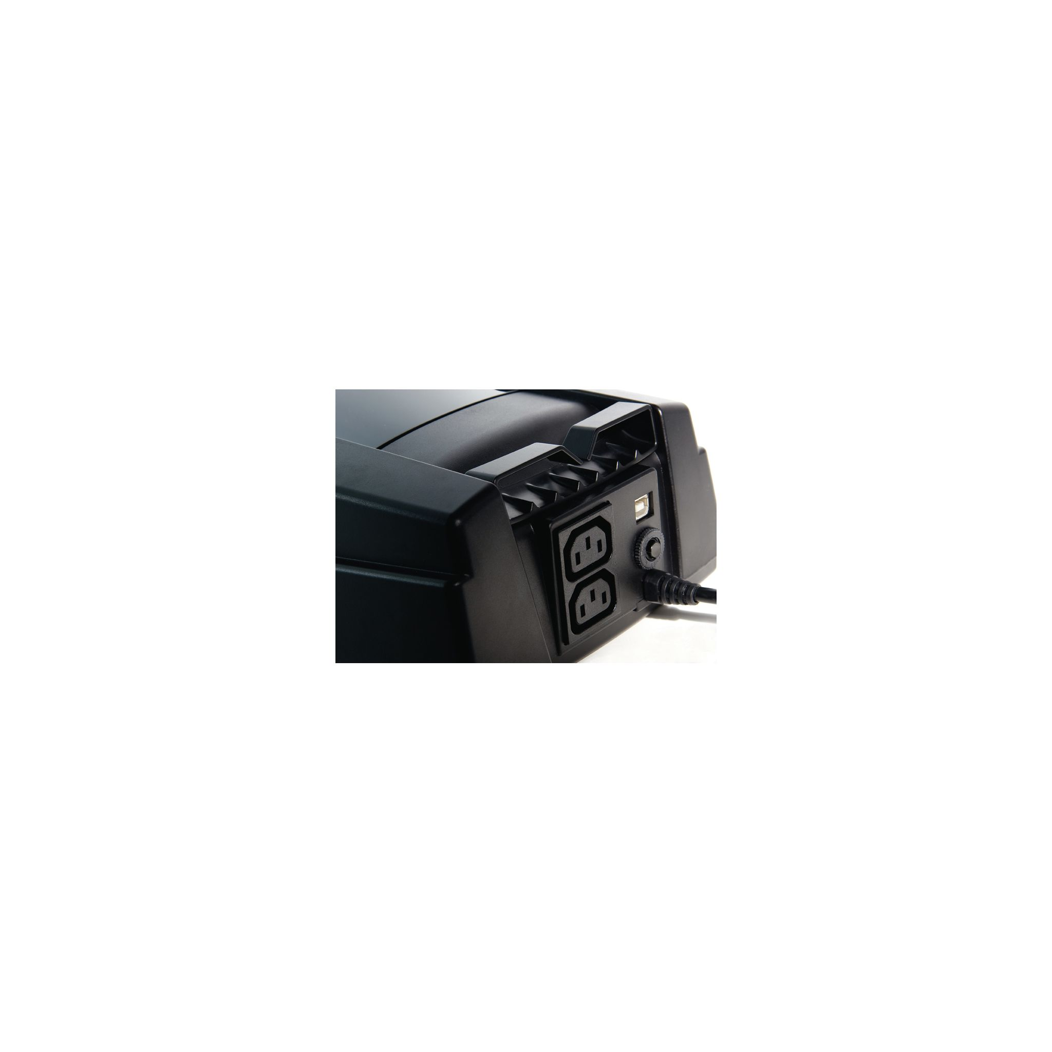 Primer plano de la parte trasera del dispositivo UPS negro. Se ven enchufes y un puerto USB.