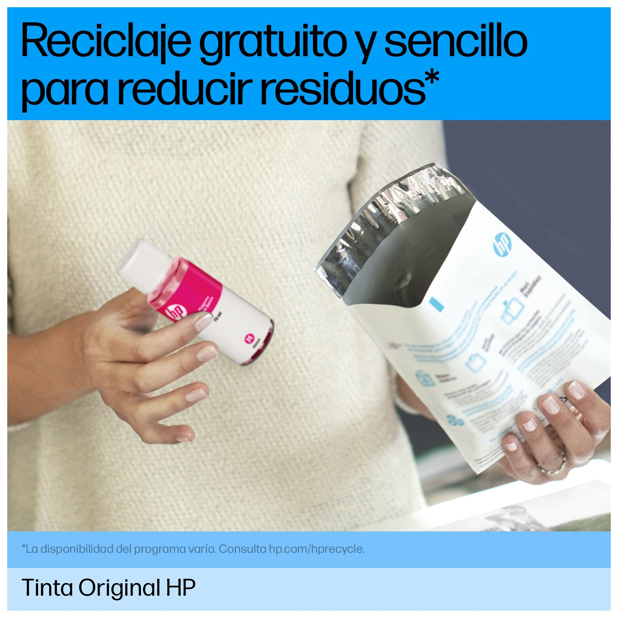 Kobieta trzymająca różową butelkę z tuszem i opakowanie do recyklingu HP, na białym tle.