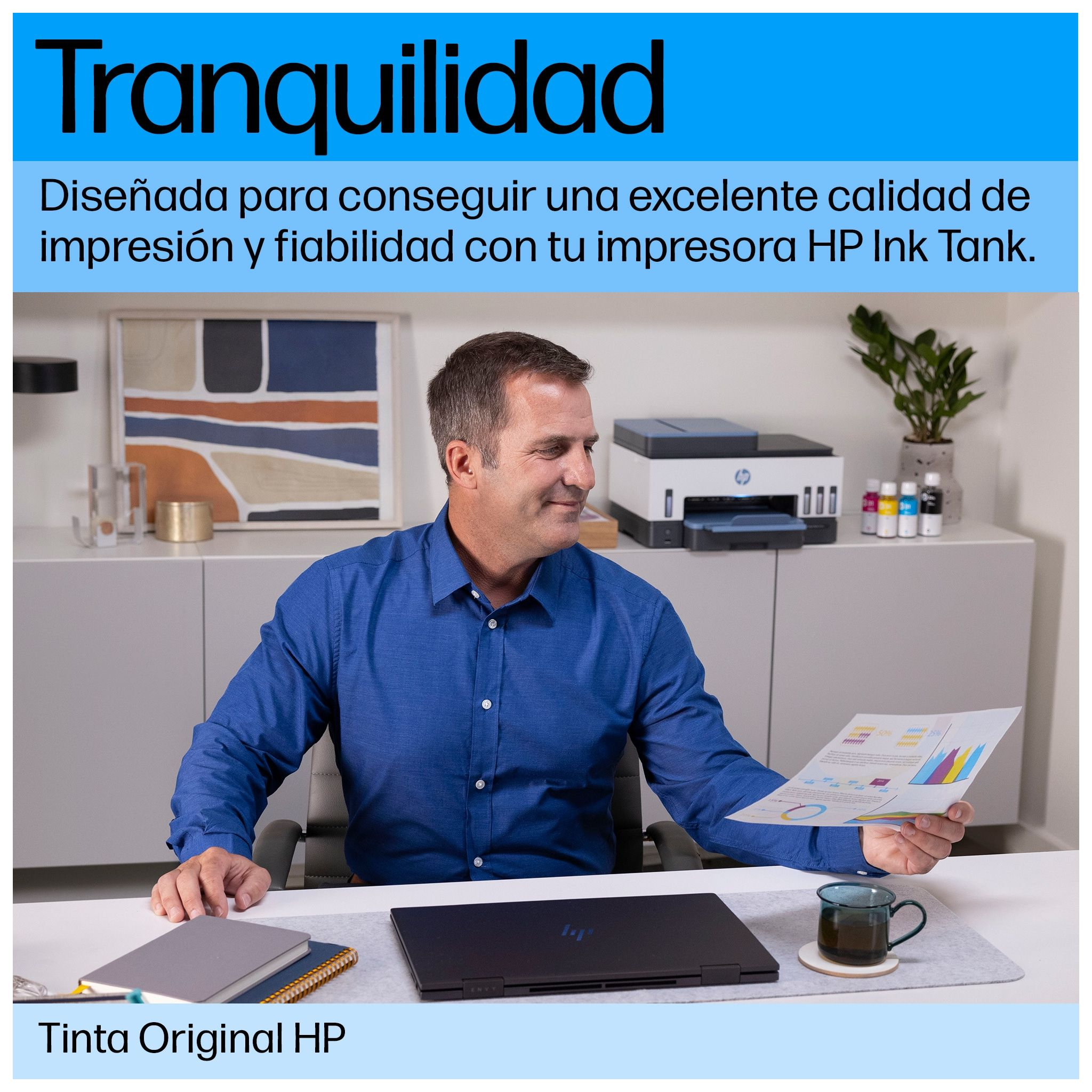 Mężczyzna przeglądający dokument, drukarka i laptop na biurku, jasne otoczenie.