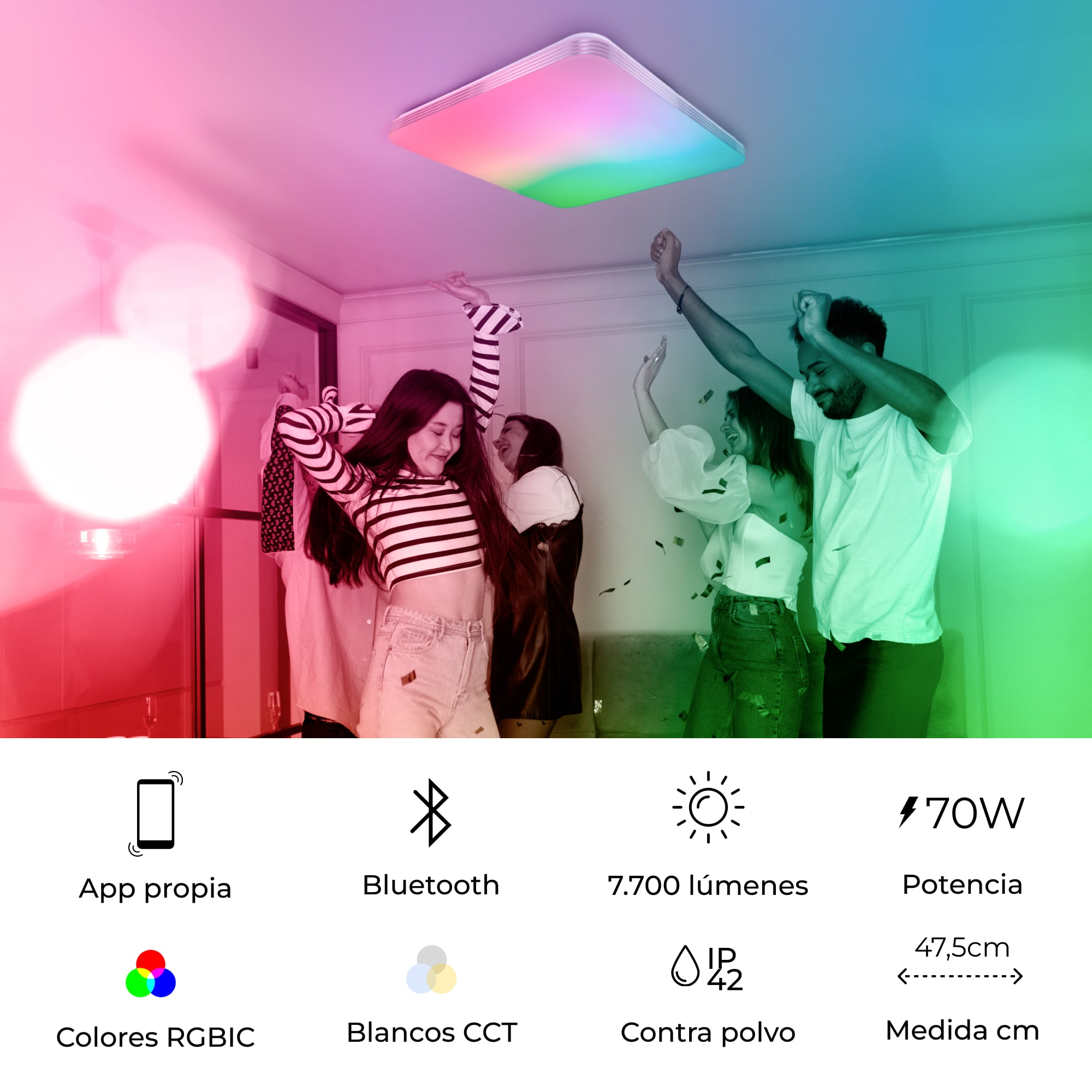 Grupa ludzi tańcząca pod kwadratową, zmieniającą kolor lampą sufitową.