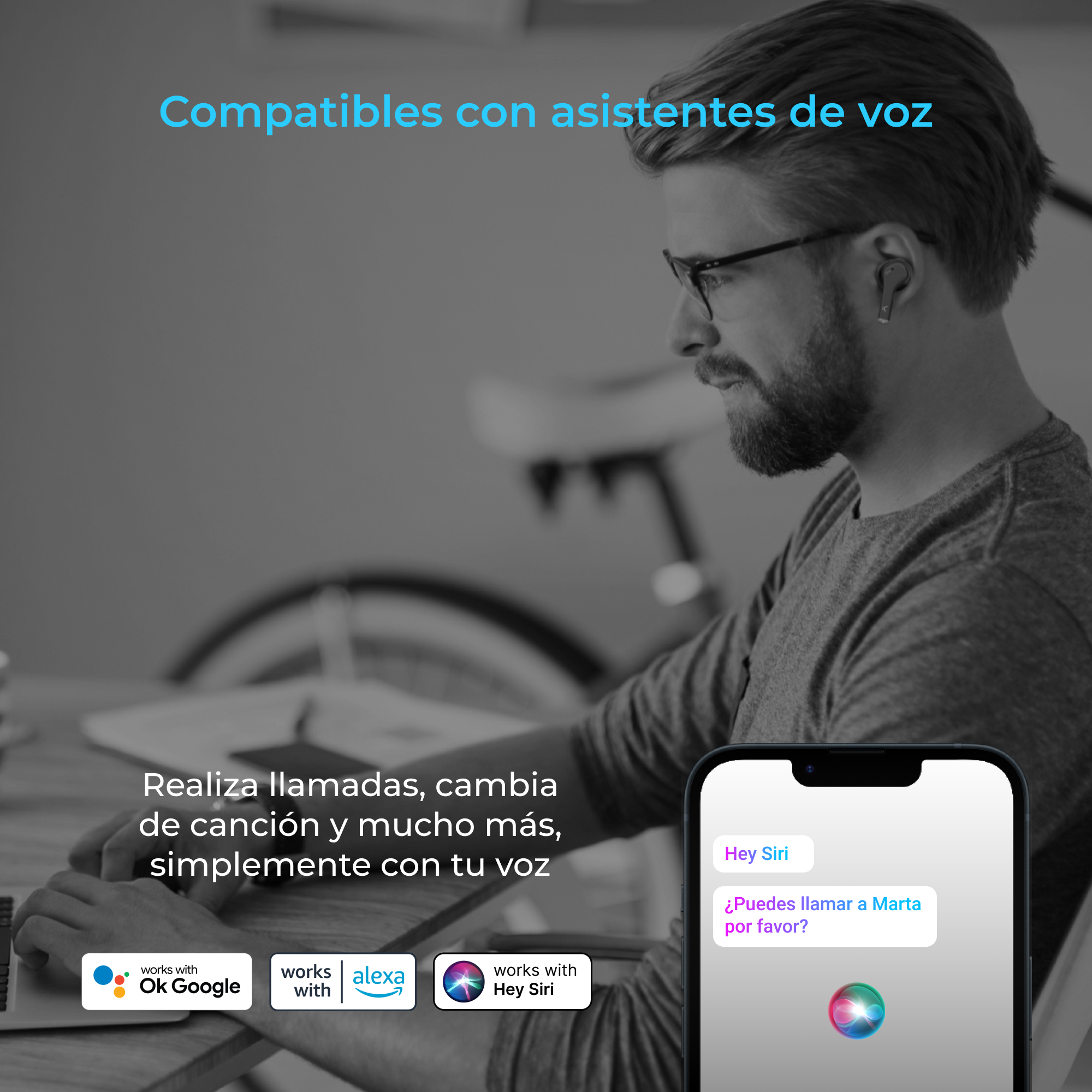 Hombre con gafas usando el teléfono. Burbuja de texto Siri en pantalla. Auriculares. Fondo blanco.