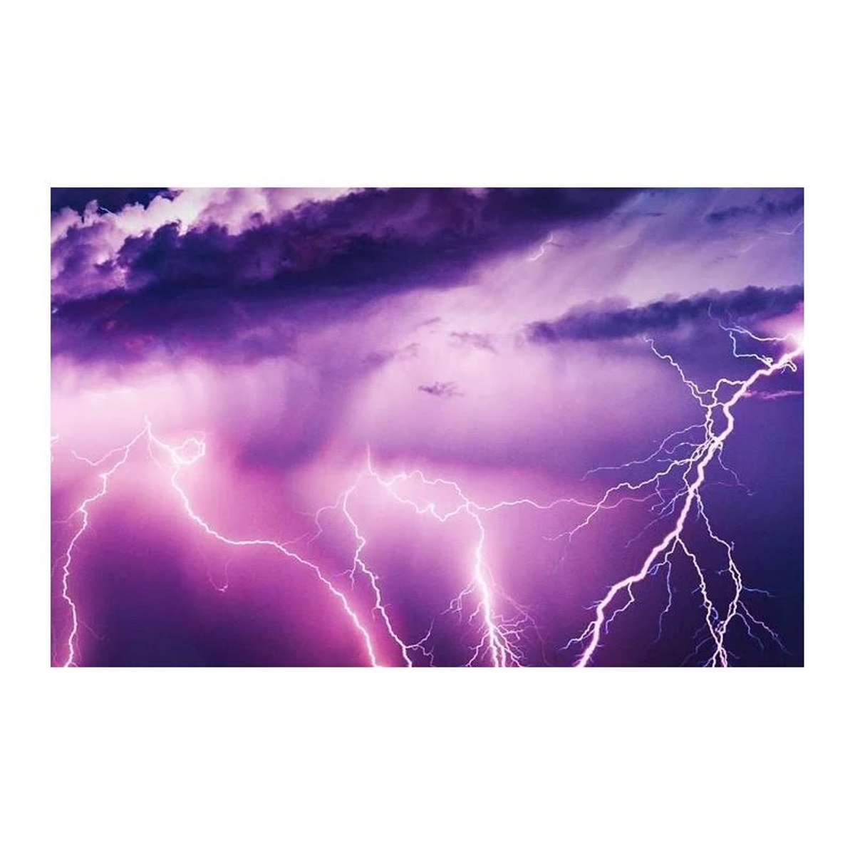 Rayos en un cielo tormentoso púrpura. La escena está llena de destellos vibrantes y nubes oscuras.