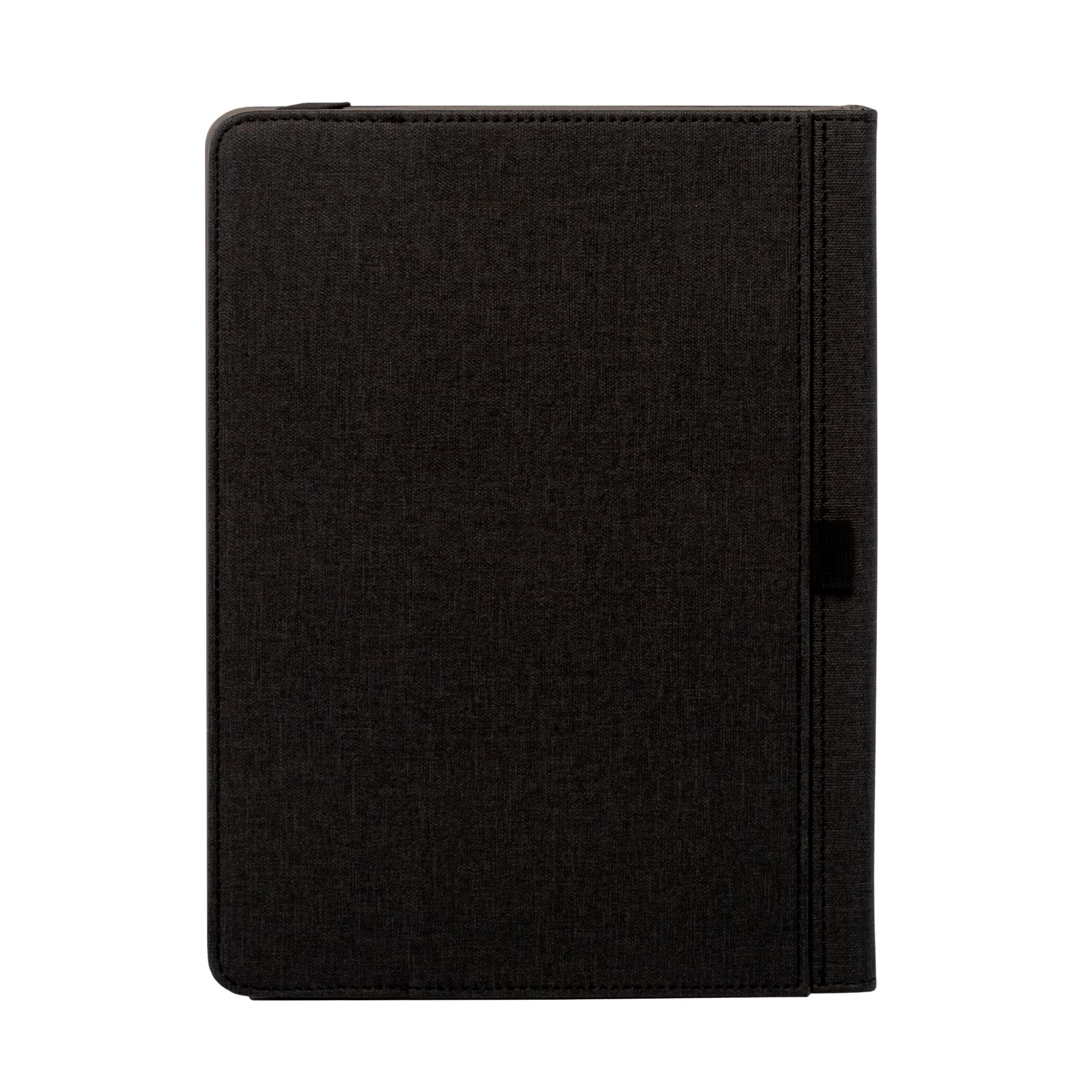 Funda negra para tableta con superficie texturizada, cerrada con correa. Fondo blanco.