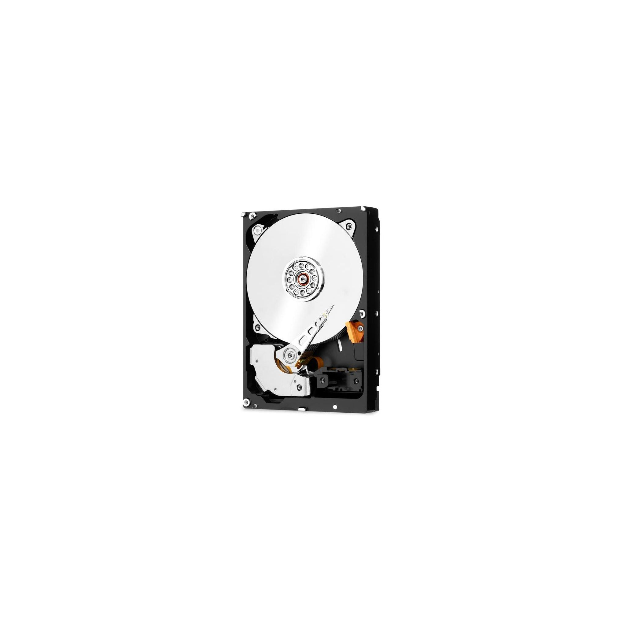 Eine Computerfestplatte auf weißem Hintergrund, offen, silberne und schwarze Elemente.