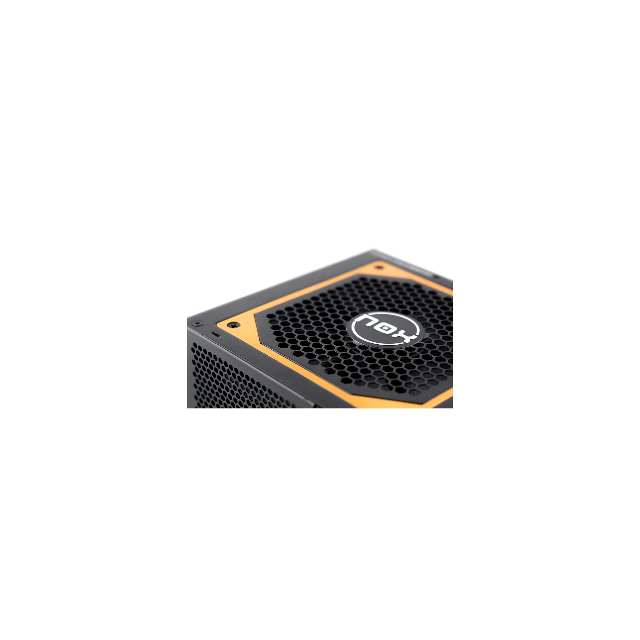 Primer plano de una fuente de alimentación de computadora negra y naranja. Rejilla hexagonal superior con logotipo.