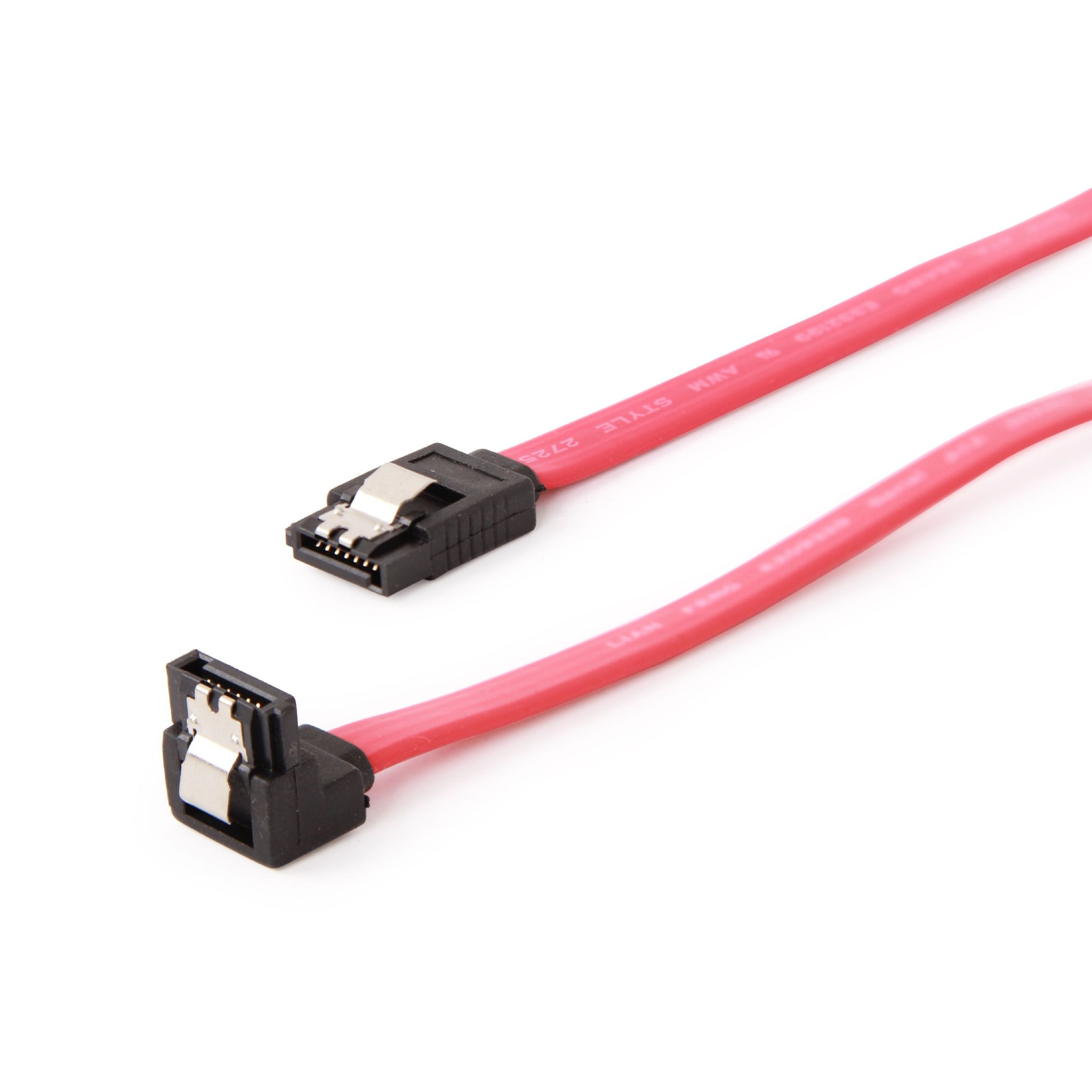 Czerwony kabel SATA z czarnymi złączami. Widoczne złącza kątowe i proste.