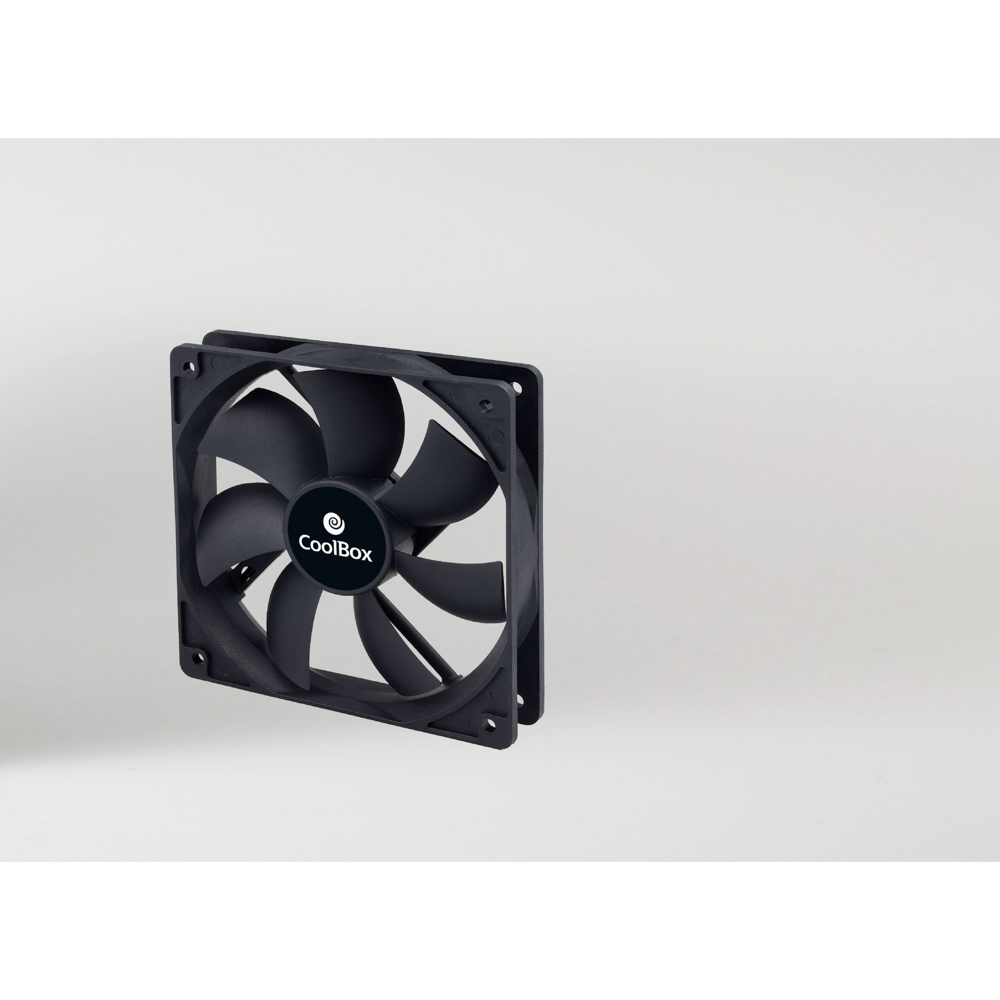 Ventola per computer nera con sette pale, in un telaio quadrato. Il logo CoolBox è sulla ventola.