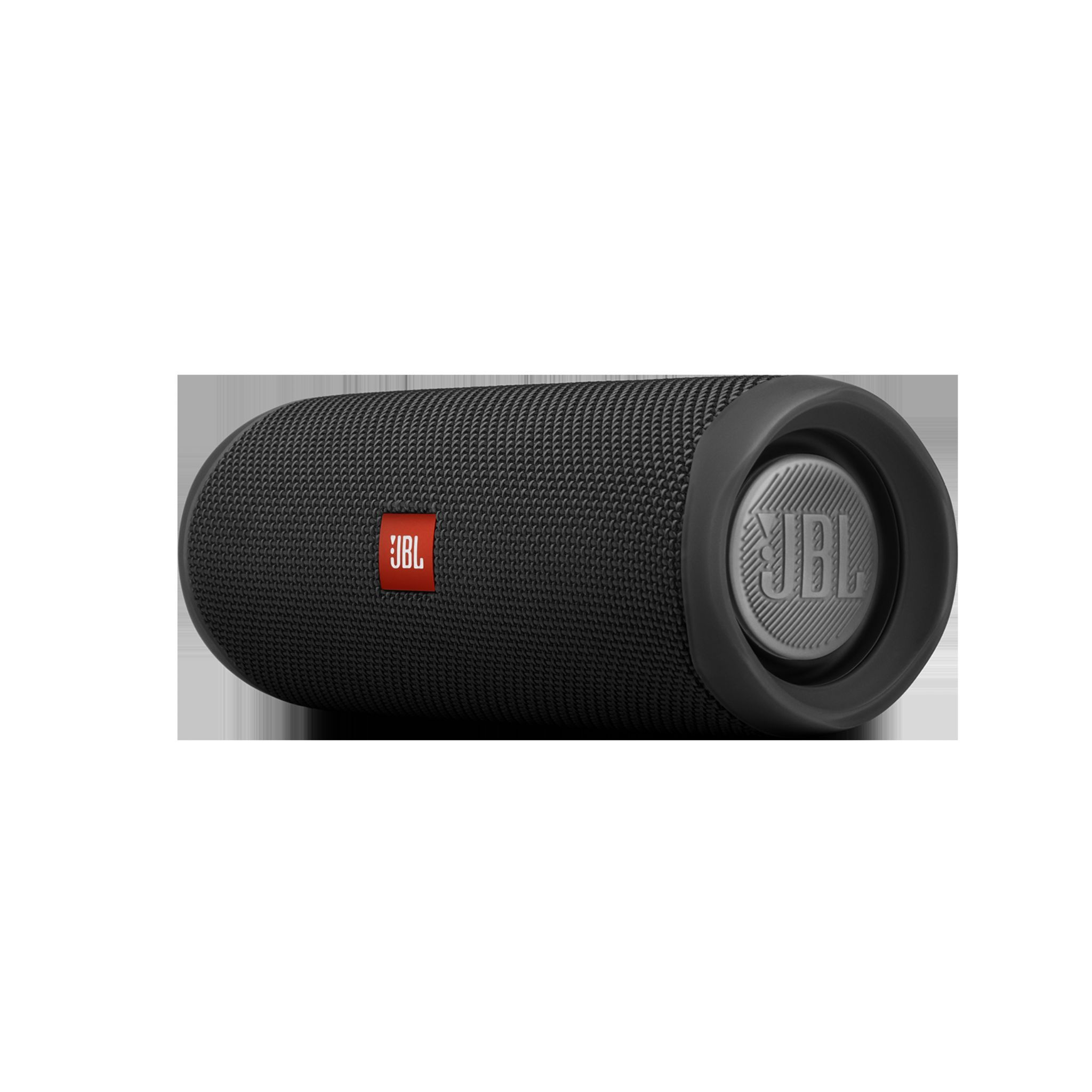 Altoparlante JBL nero. Forma cilindrica, logo JBL rosso. Su sfondo bianco.
