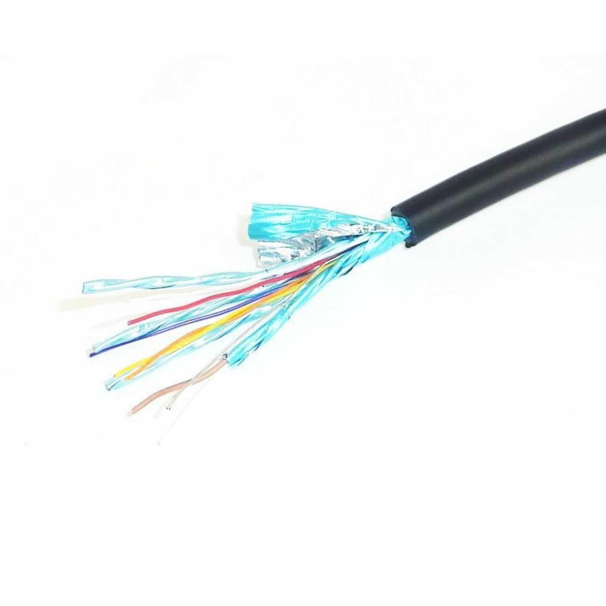 Corte transversal de un cable con cables multicolores. La cubierta exterior negra es visible.