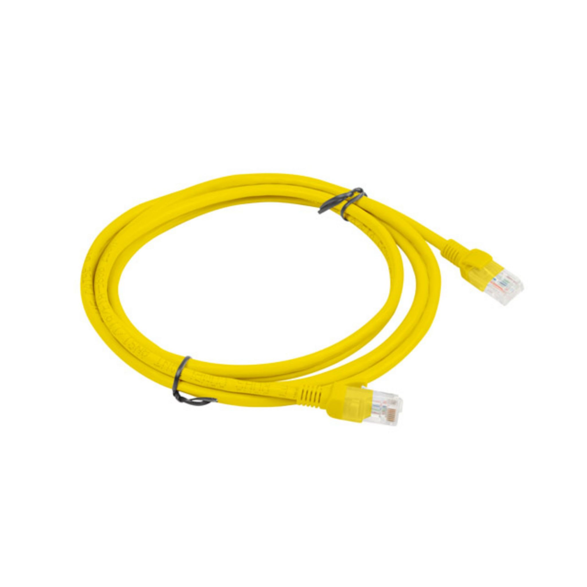 Gele opgerolde netwerkkabel met RJ45-connectoren aan beide uiteinden, op een witte achtergrond.