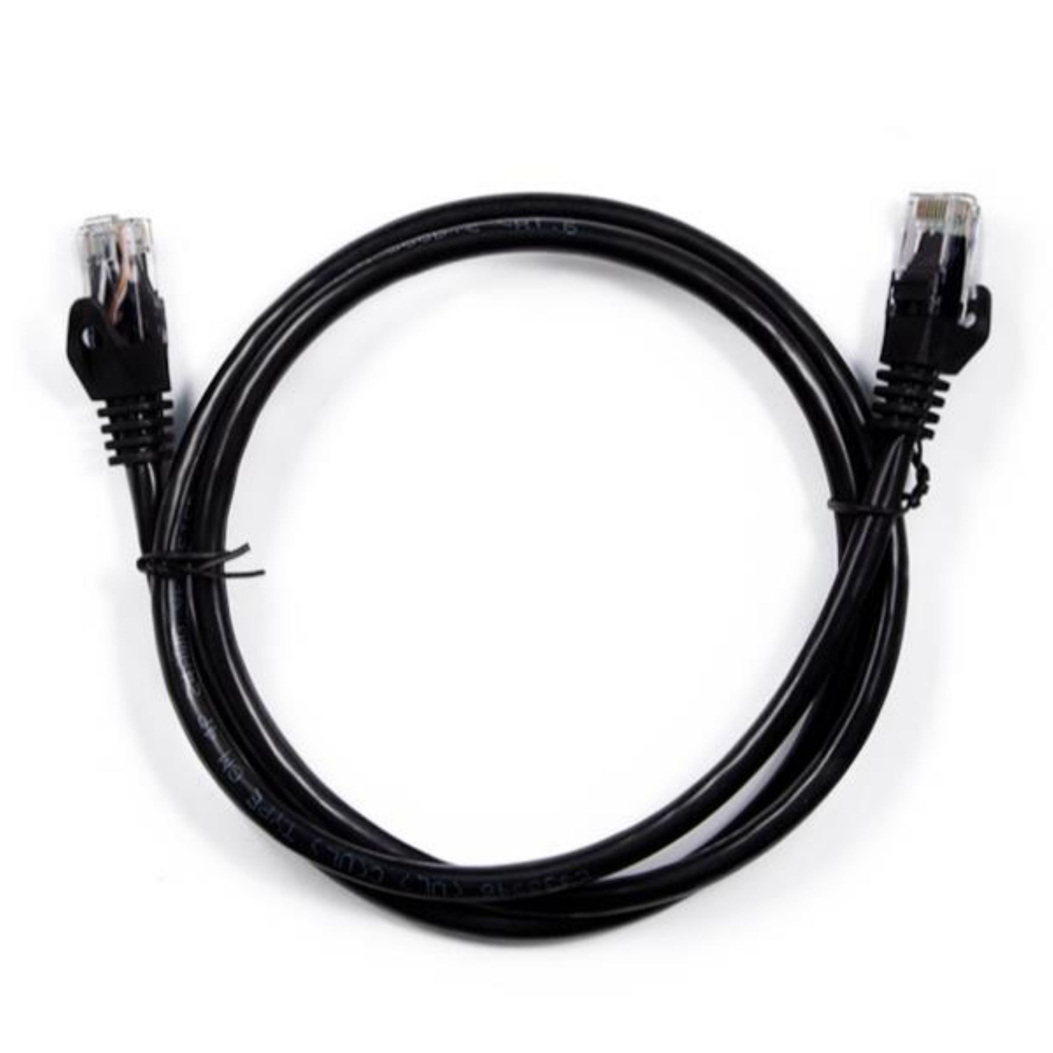 Czarny kabel Ethernet z dwoma przezroczystymi złączami. Kabel zwinięty w okrąg.