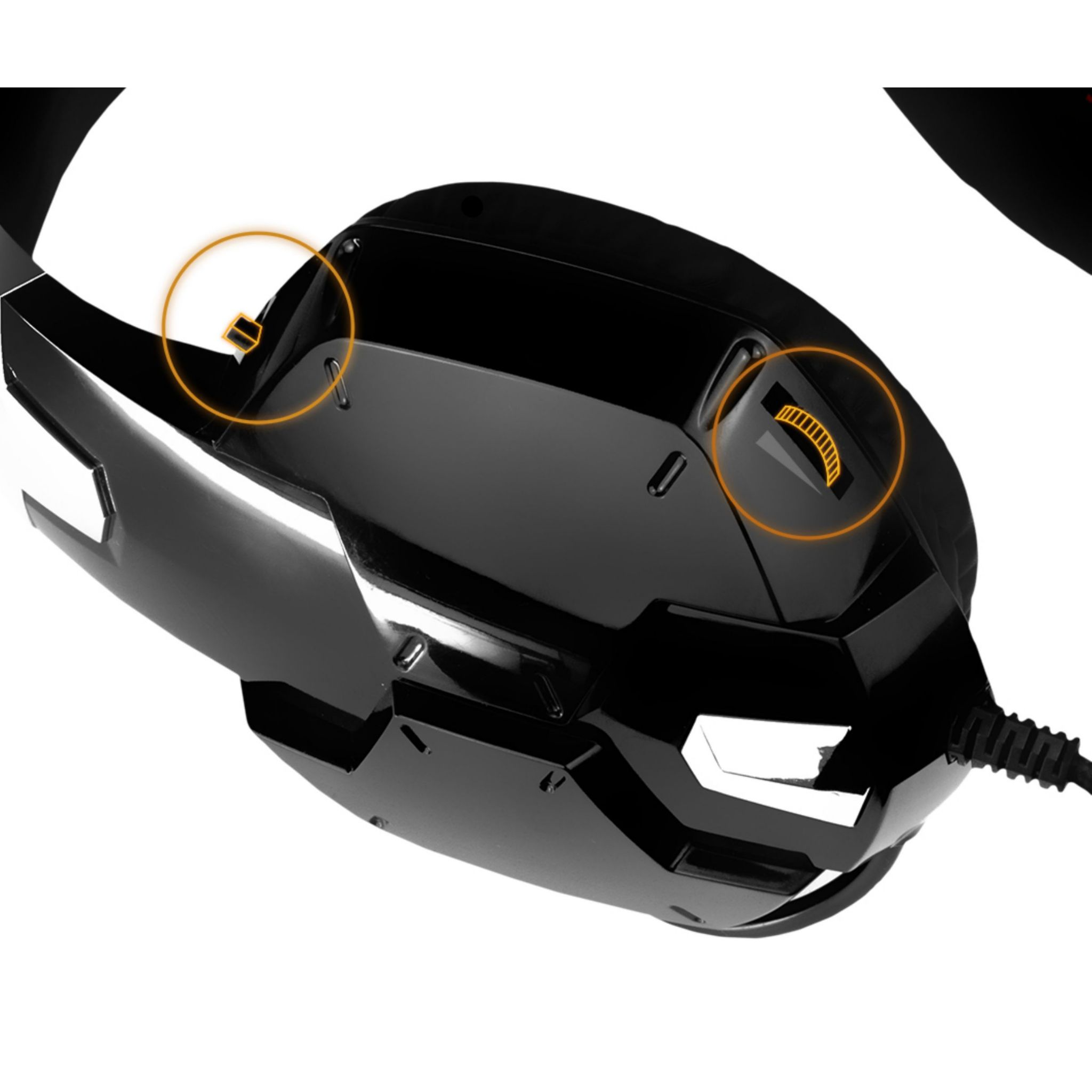 Auriculares para juegos negros. Tiene ajustes de copa y una conexión de cable. Fondo blanco.