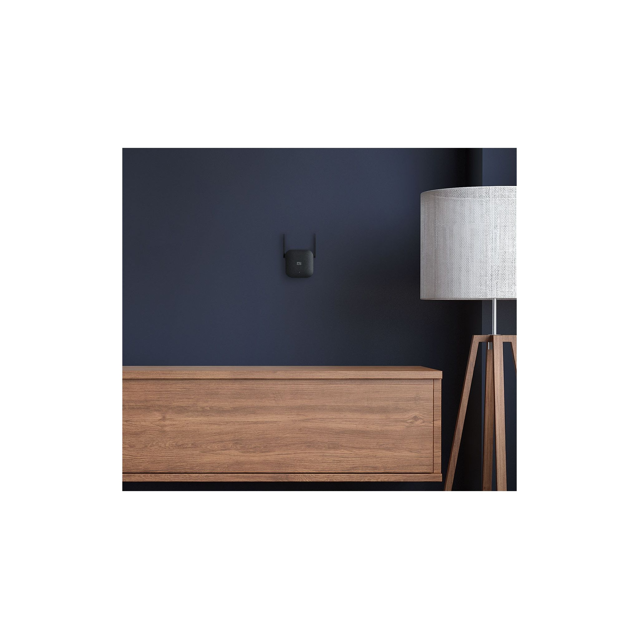 Czarny wzmacniacz Wi-Fi na ciemnoniebieskiej ścianie.