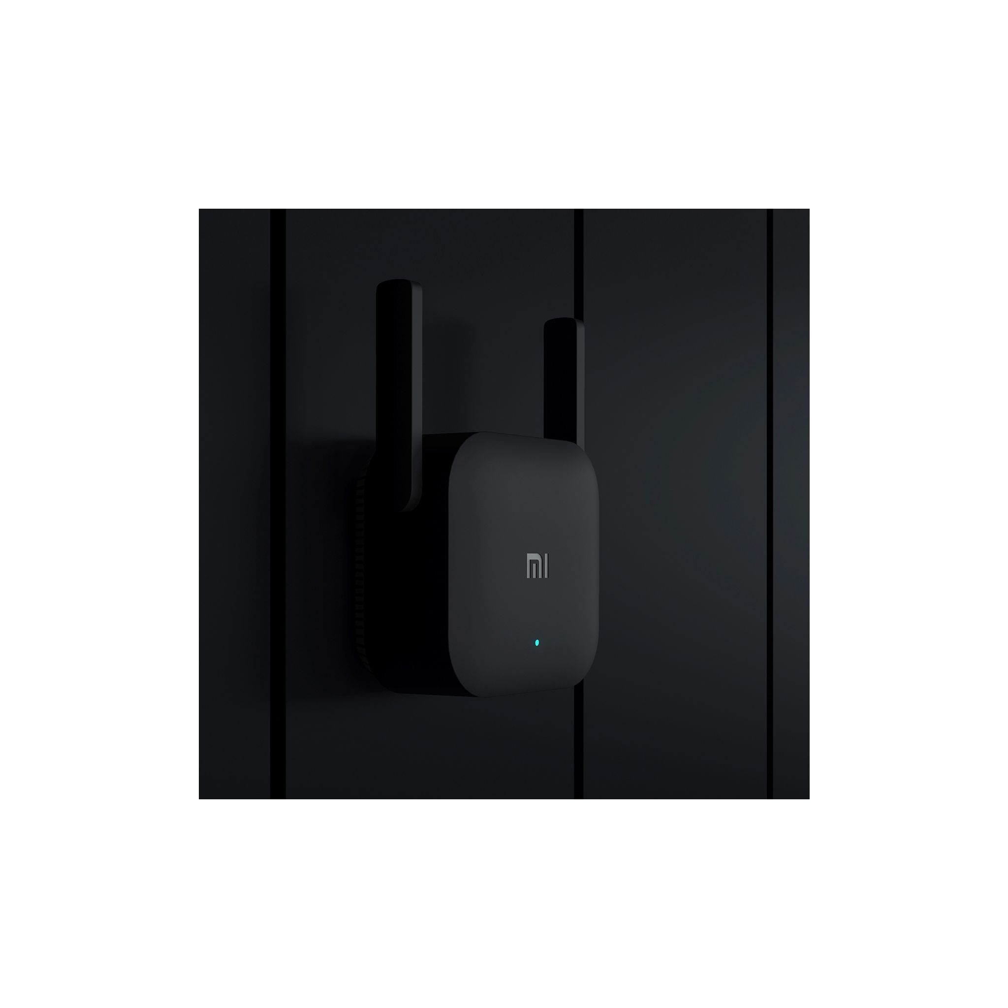 Czarny wzmacniacz Wi-Fi zamontowany na ścianie z dwiema antenami i logo Mi.