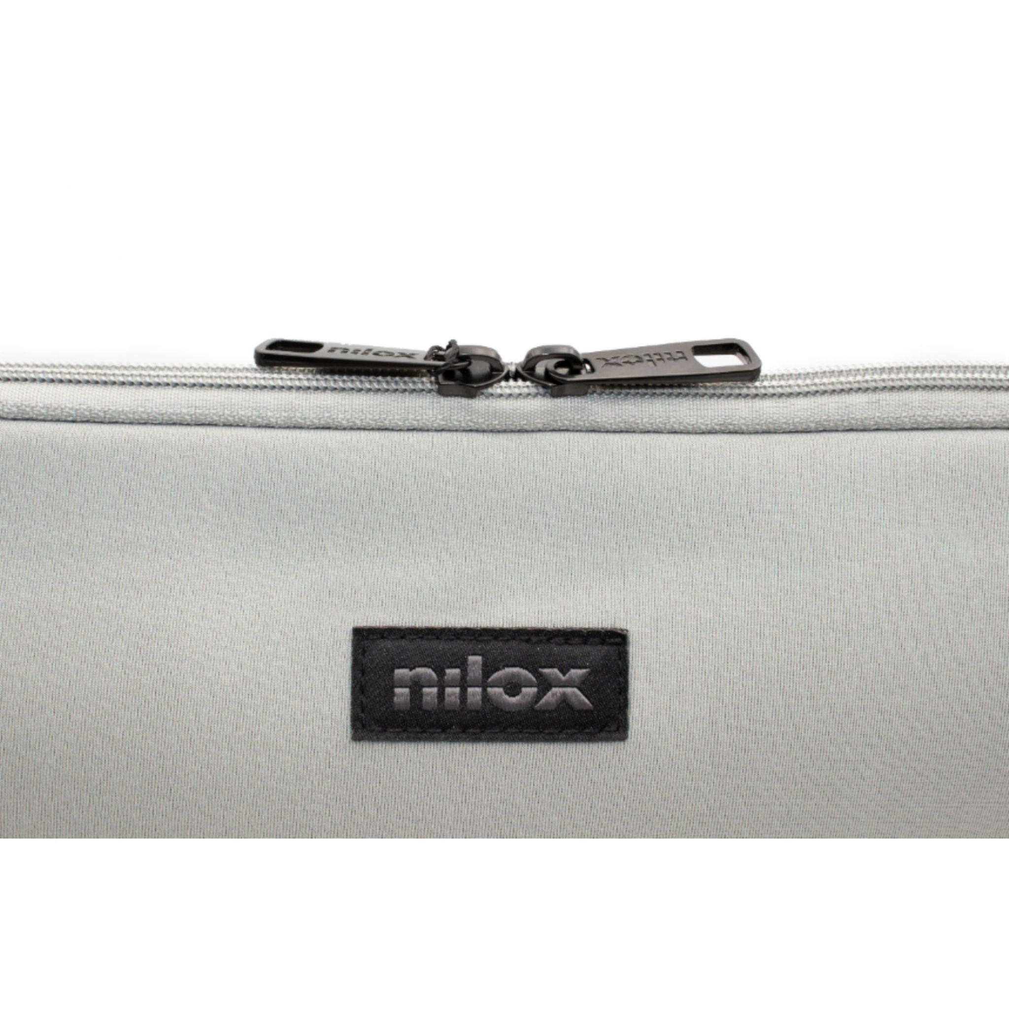 Una custodia per laptop Nilox grigia. La cerniera è nera. Il logo Nilox è sul davanti.