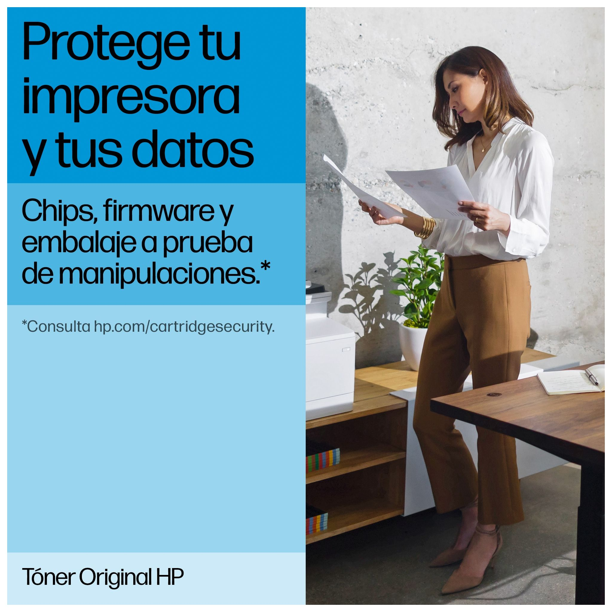 Kobieta w białej koszuli przegląda papiery przy drukarce. Tło to nowoczesne biuro.