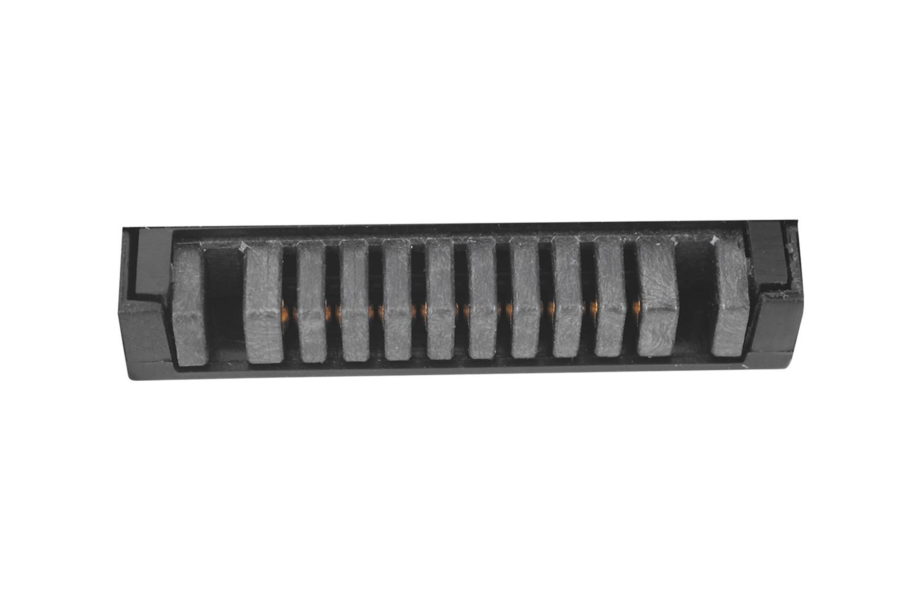 Un connettore nero con pin metallici su sfondo bianco.