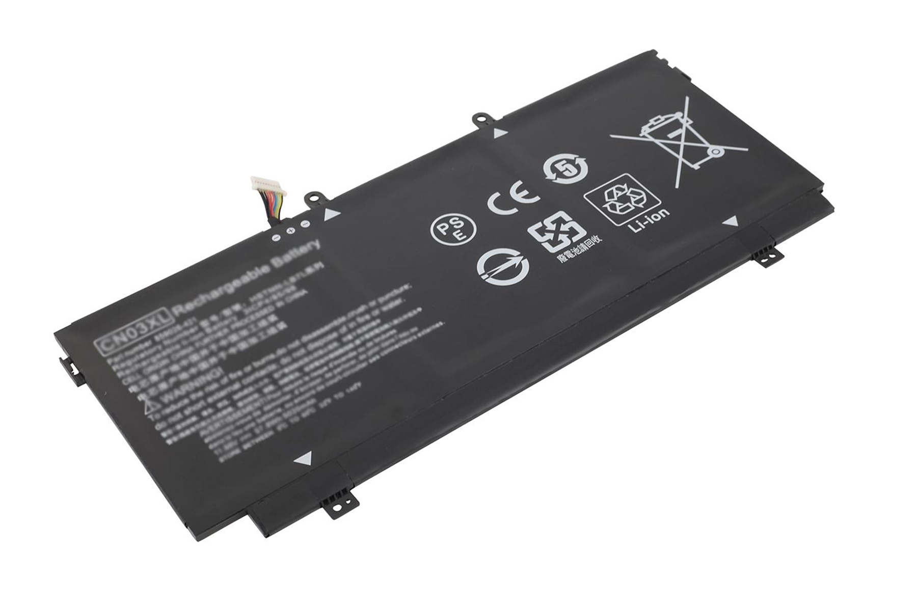 Batteria nera per laptop con etichette di avvertimento, angolata su superficie bianca.