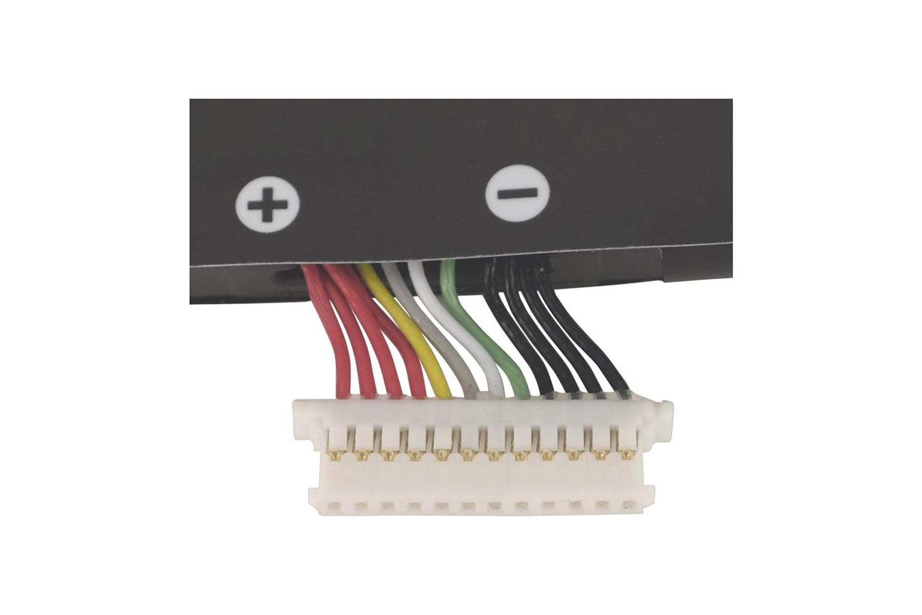 Batteria nera con fili, connettore bianco, sfondo bianco.