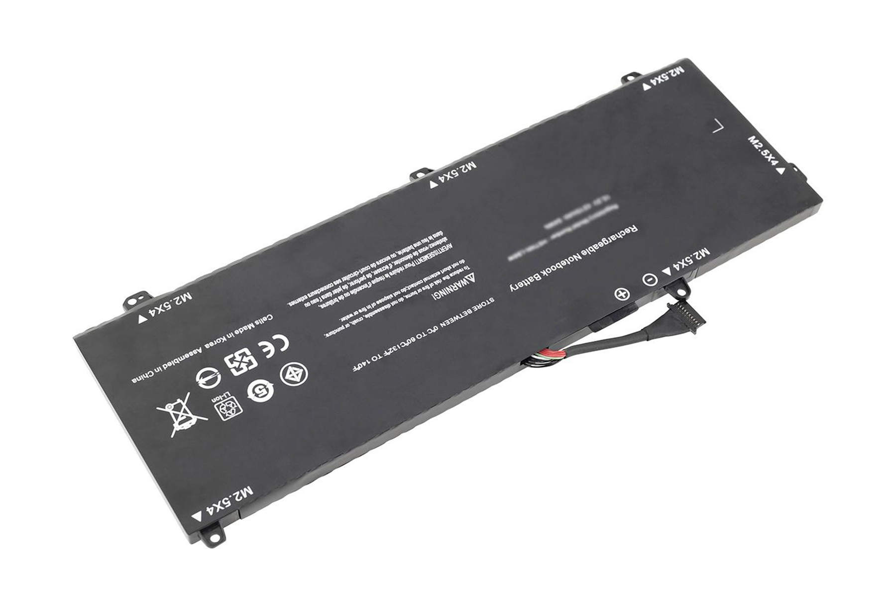 Batteria per laptop nera con etichette e cavo di collegamento, sfondo bianco.
