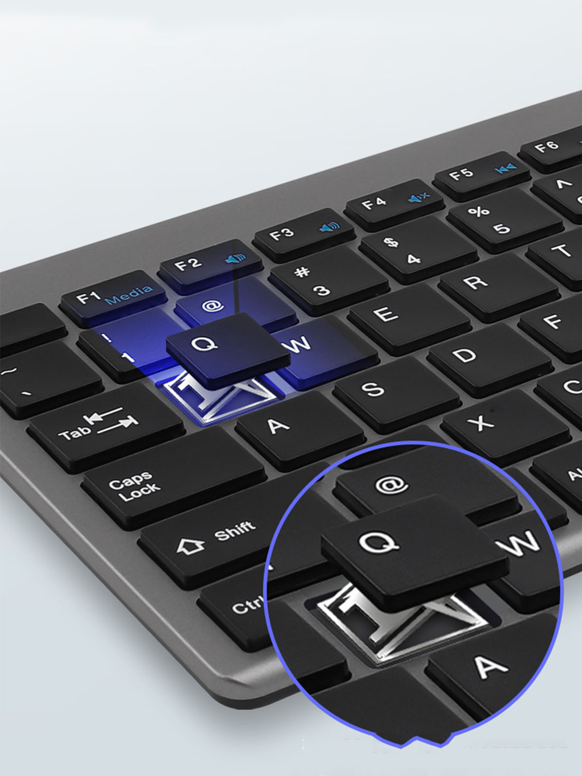 Tastatur mit hervorgehobenen Tasten. Nahaufnahme einer Q-Taste. Die Taste ist schwarz und hat weiße Grafiken.