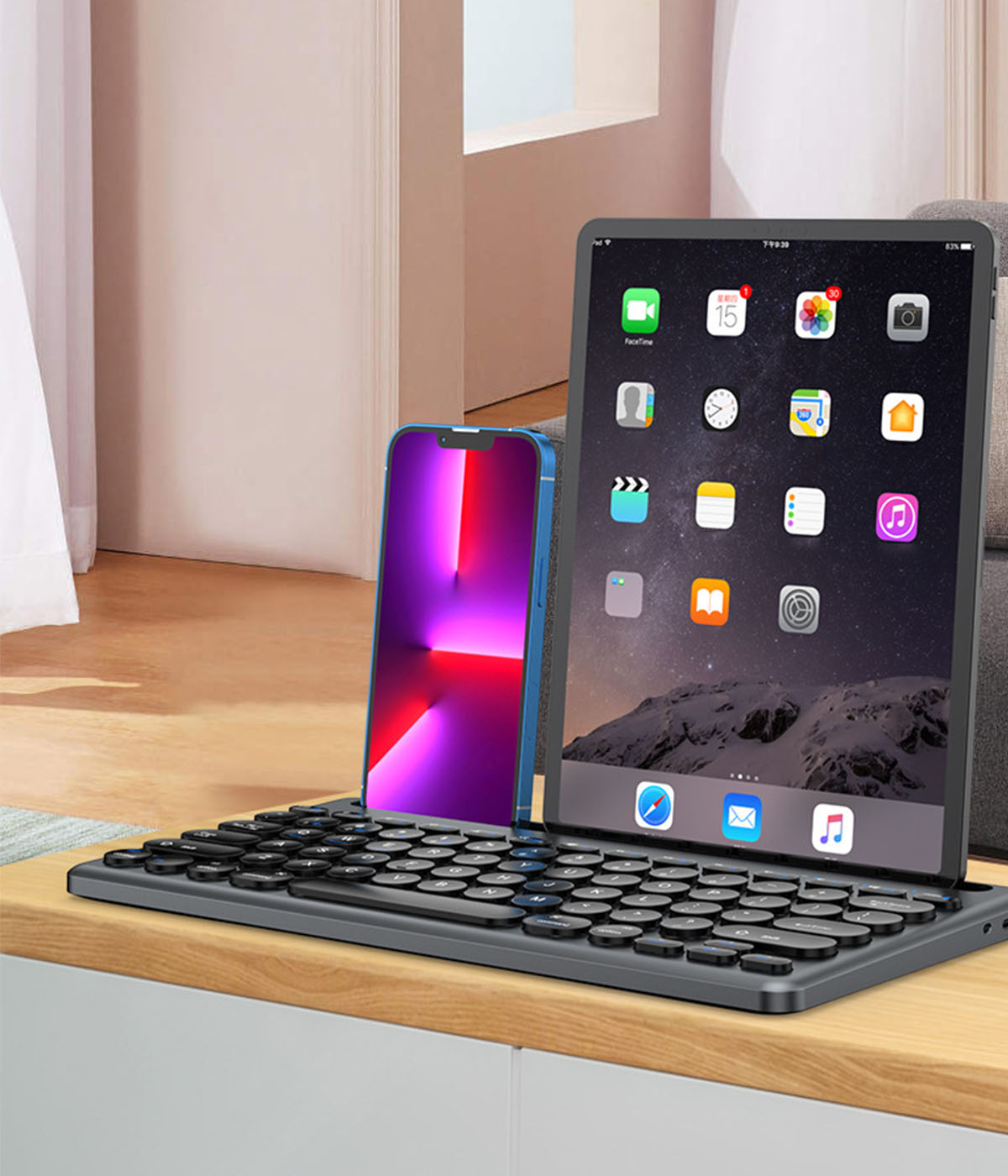 Tablet und Smartphone auf Tastatur. Tablet zeigt App-Symbole, Telefon steht aufrecht.