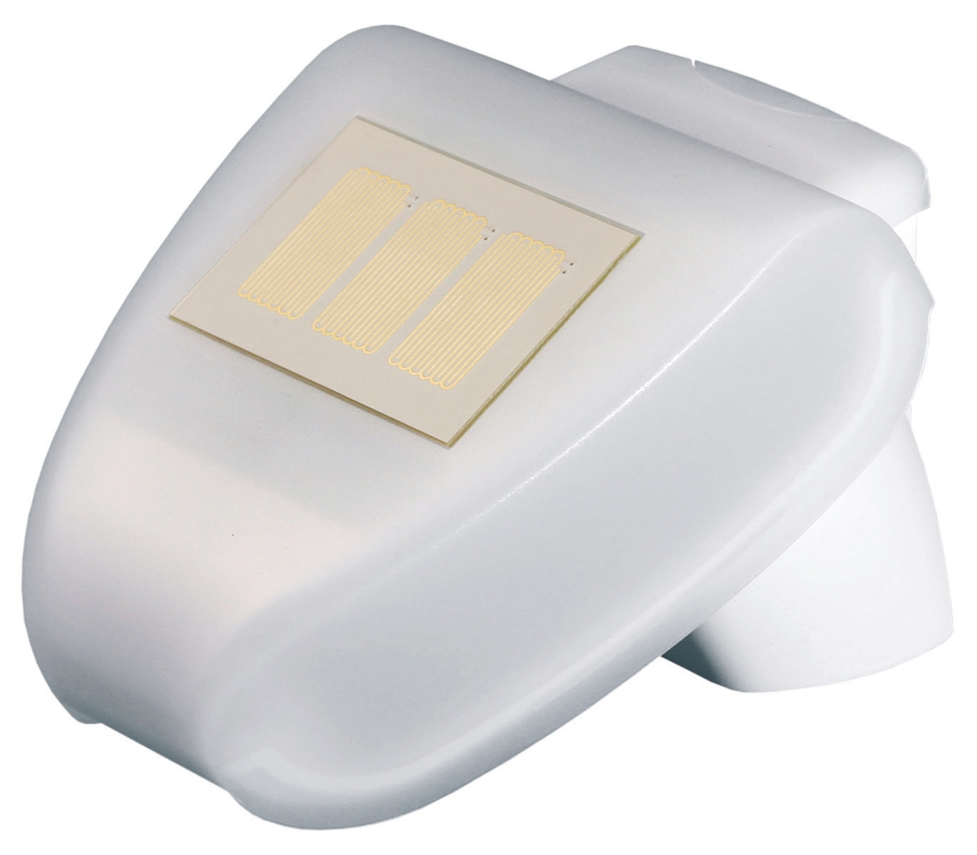 Weißer Steckdosenadapter. Er hat eine beige Front mit drei parallelen Linien.
