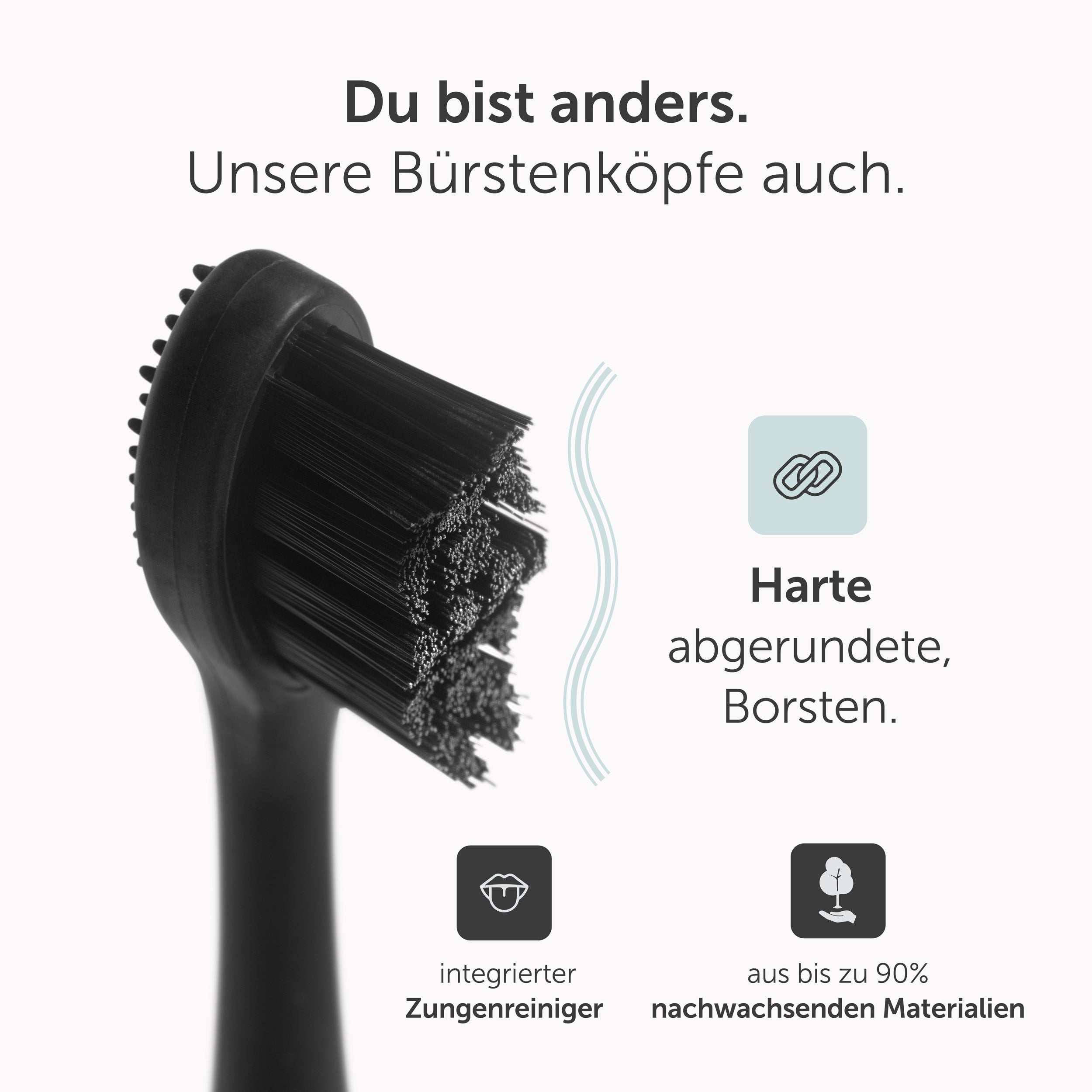 Nahaufnahme eines schwarzen Zahnbürstenkopfes mit Text über die Eigenschaften. Weißer Hintergrund.