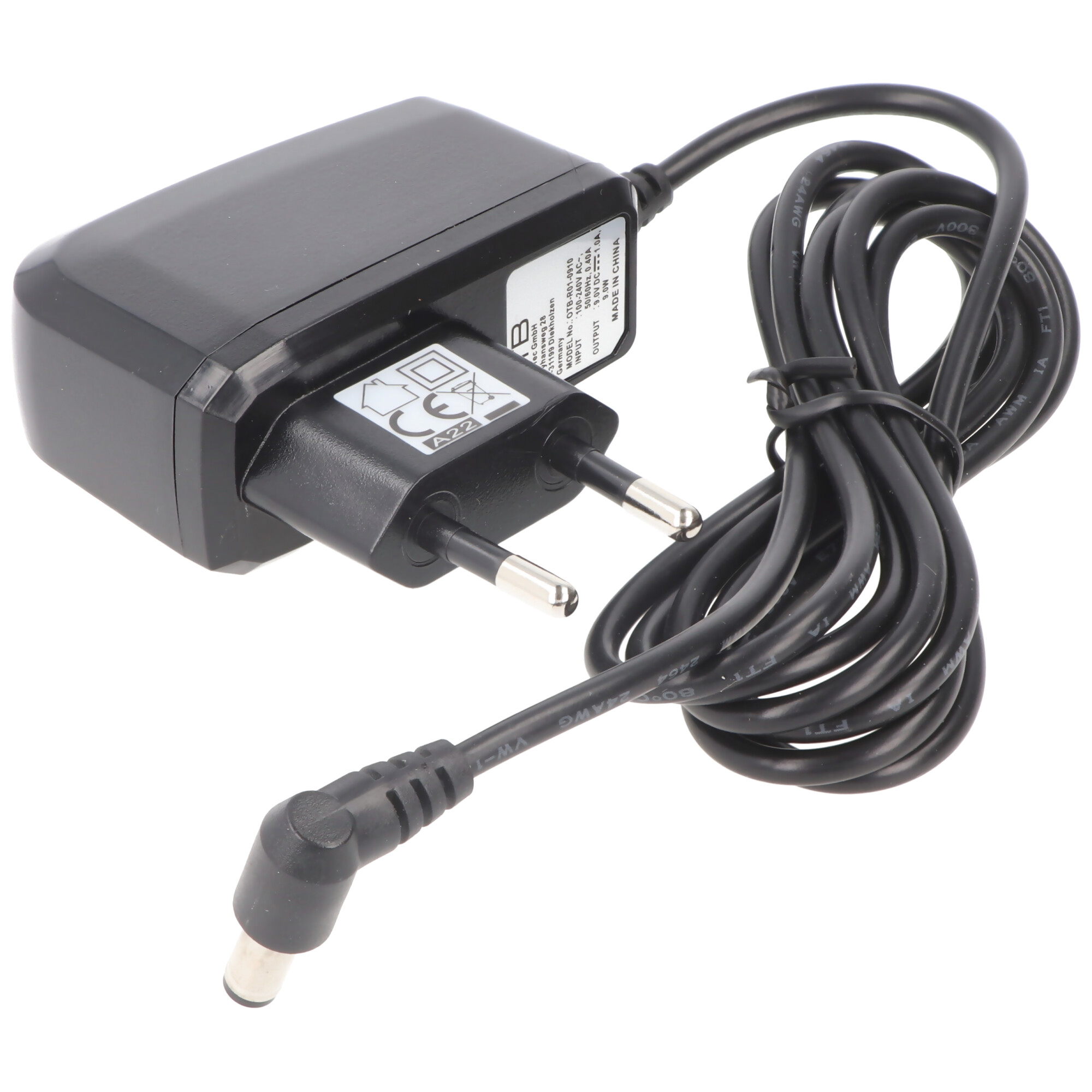 Ein schwarzes Netzteil mit einem schwarzen Kabel. Der Adapter hat zwei Stifte und ein Etikett.