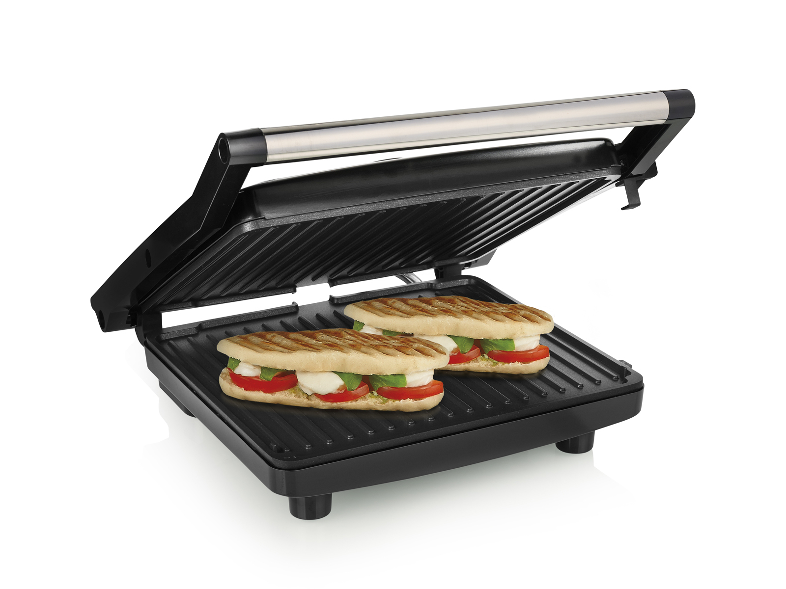 Sandwiches auf einer schwarzen Panini-Presse mit Edelstahlgriff, weißer Hintergrund.