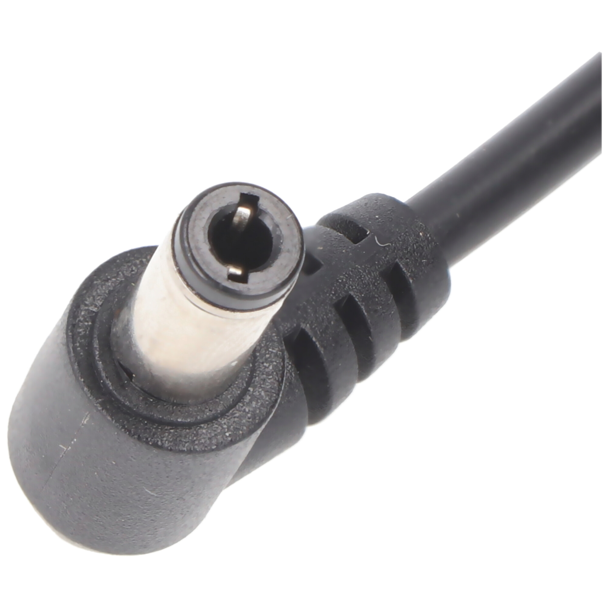 Schwarzer, abgewinkelter Stromanschluss. Silberner Stecker mit abgerundeter schwarzer Kante.