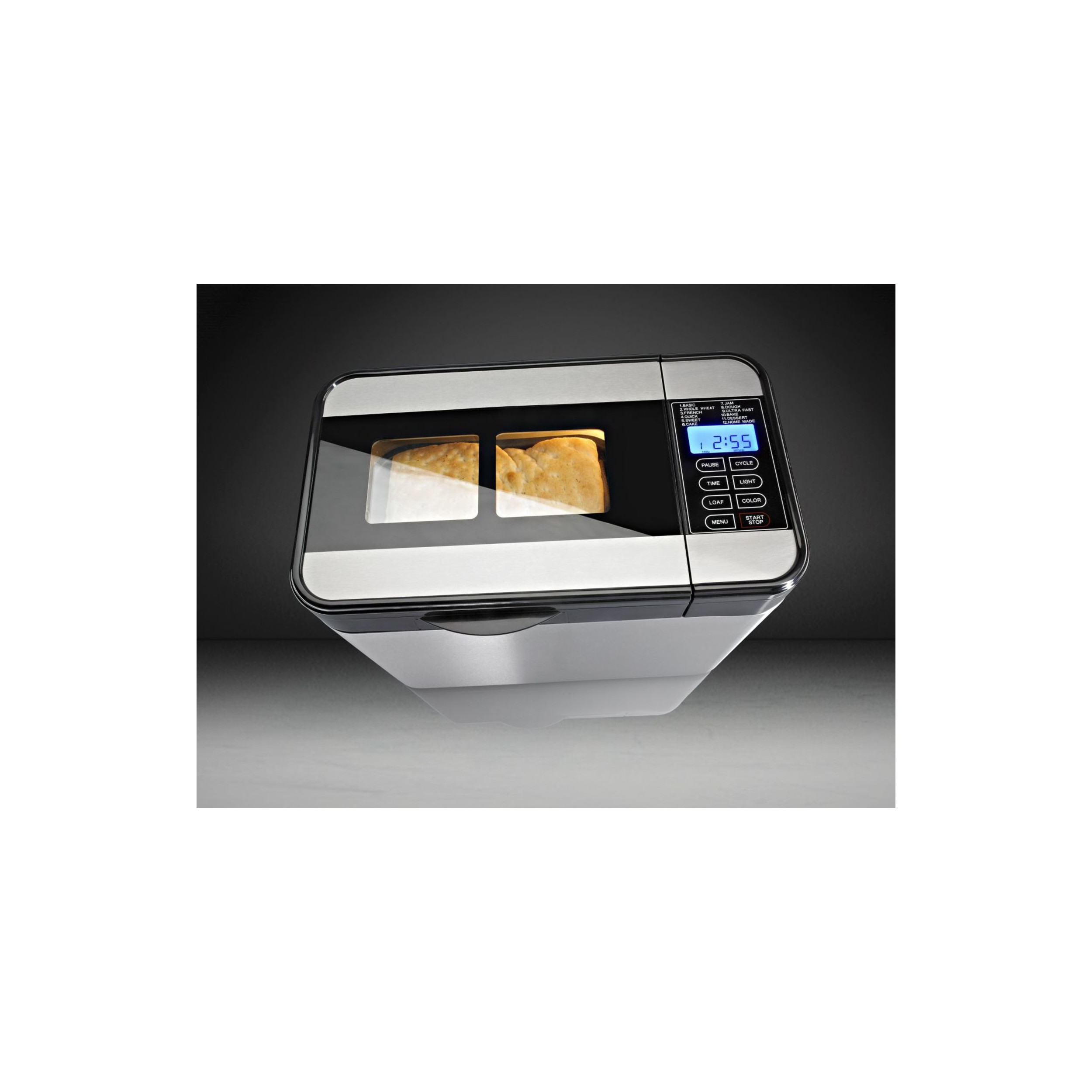 Ein weißer Brotbackautomat mit digitaler Anzeige 2:55. Zwei Brotscheiben sind durch eine Glasscheibe sichtbar.