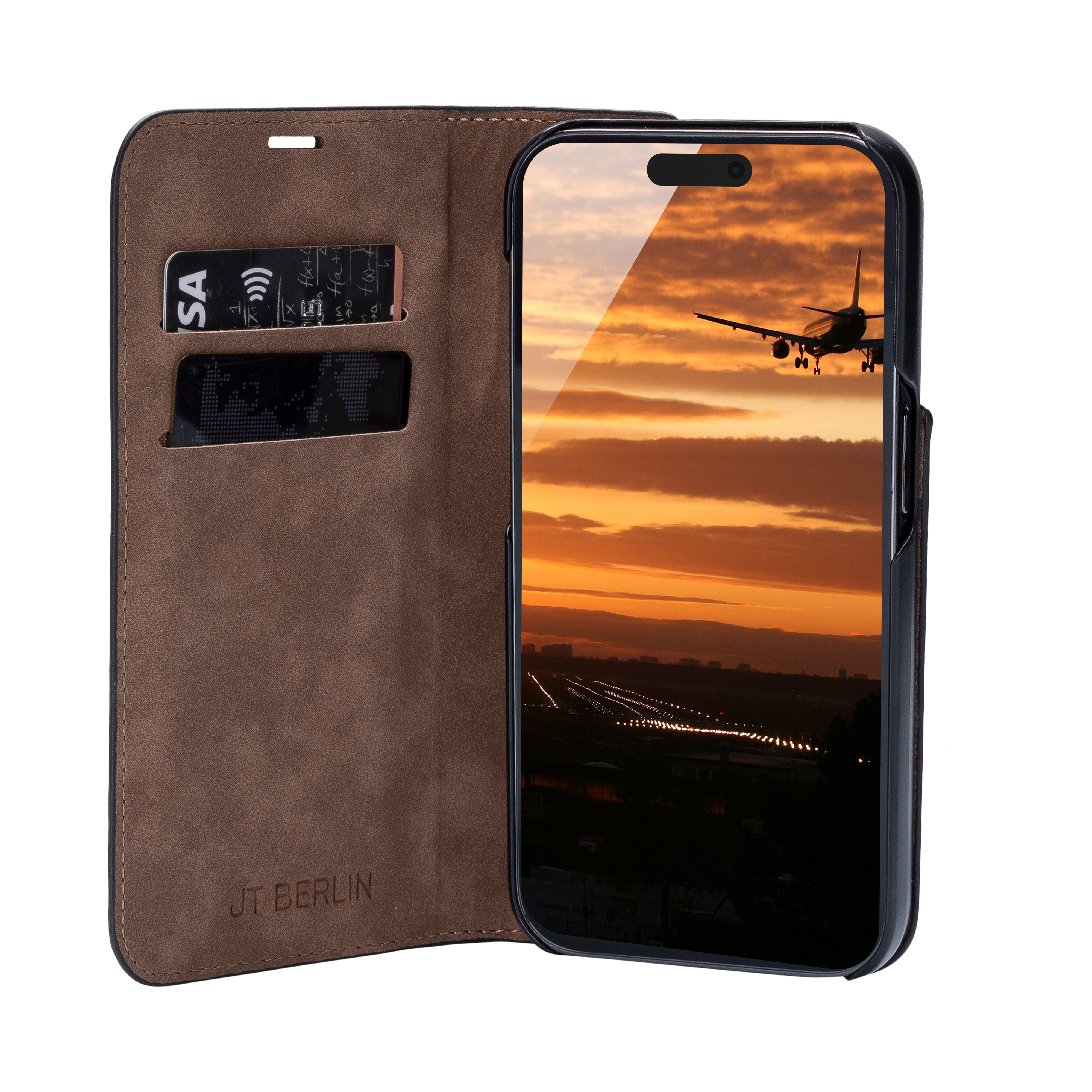 Telefono in custodia marrone, mostra tramonto e aereo. Carta nera nello slot.