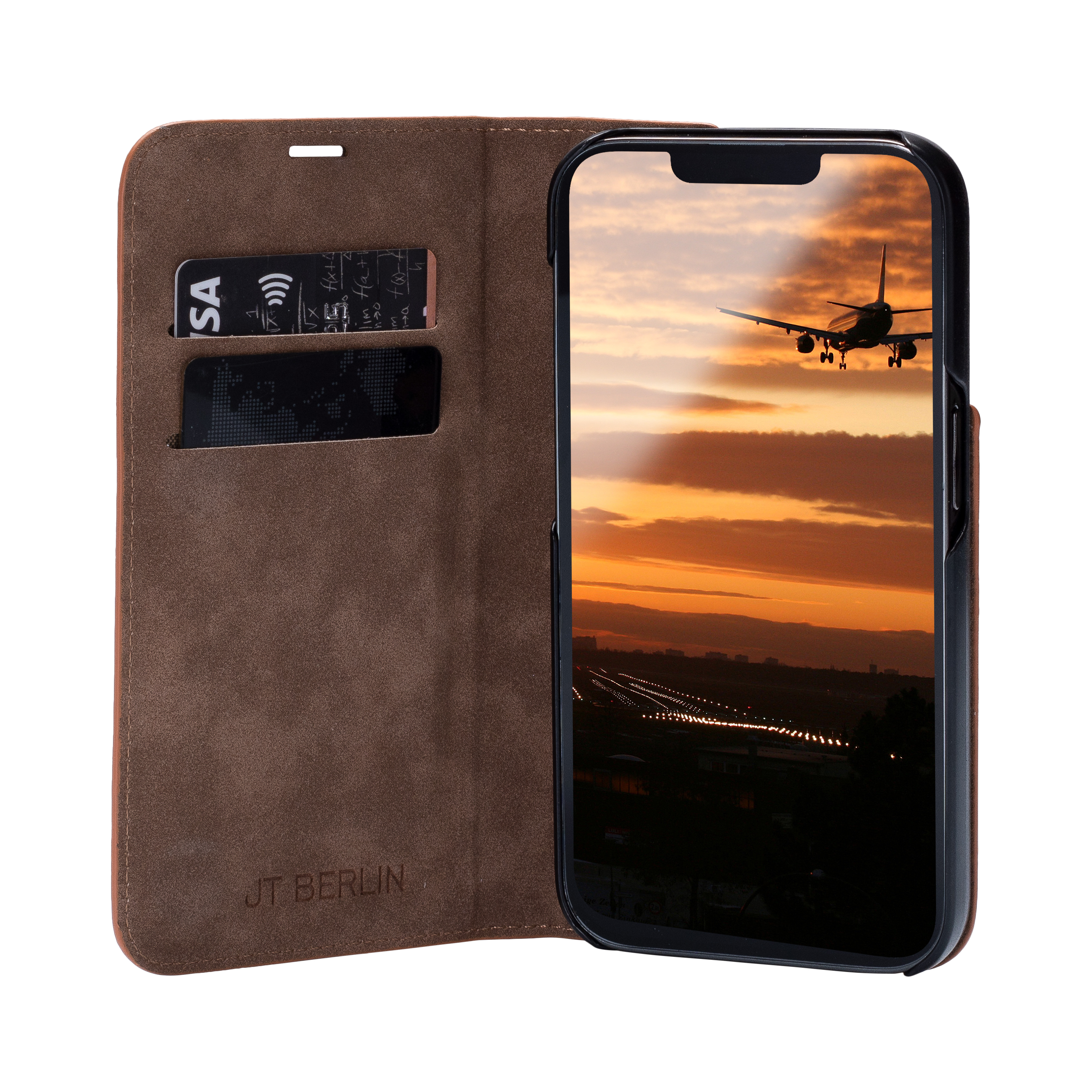 Un étui de téléphone marron avec une fente pour cartes, ouvert pour montrer un téléphone avec une scène d'aéroport à l'écran.