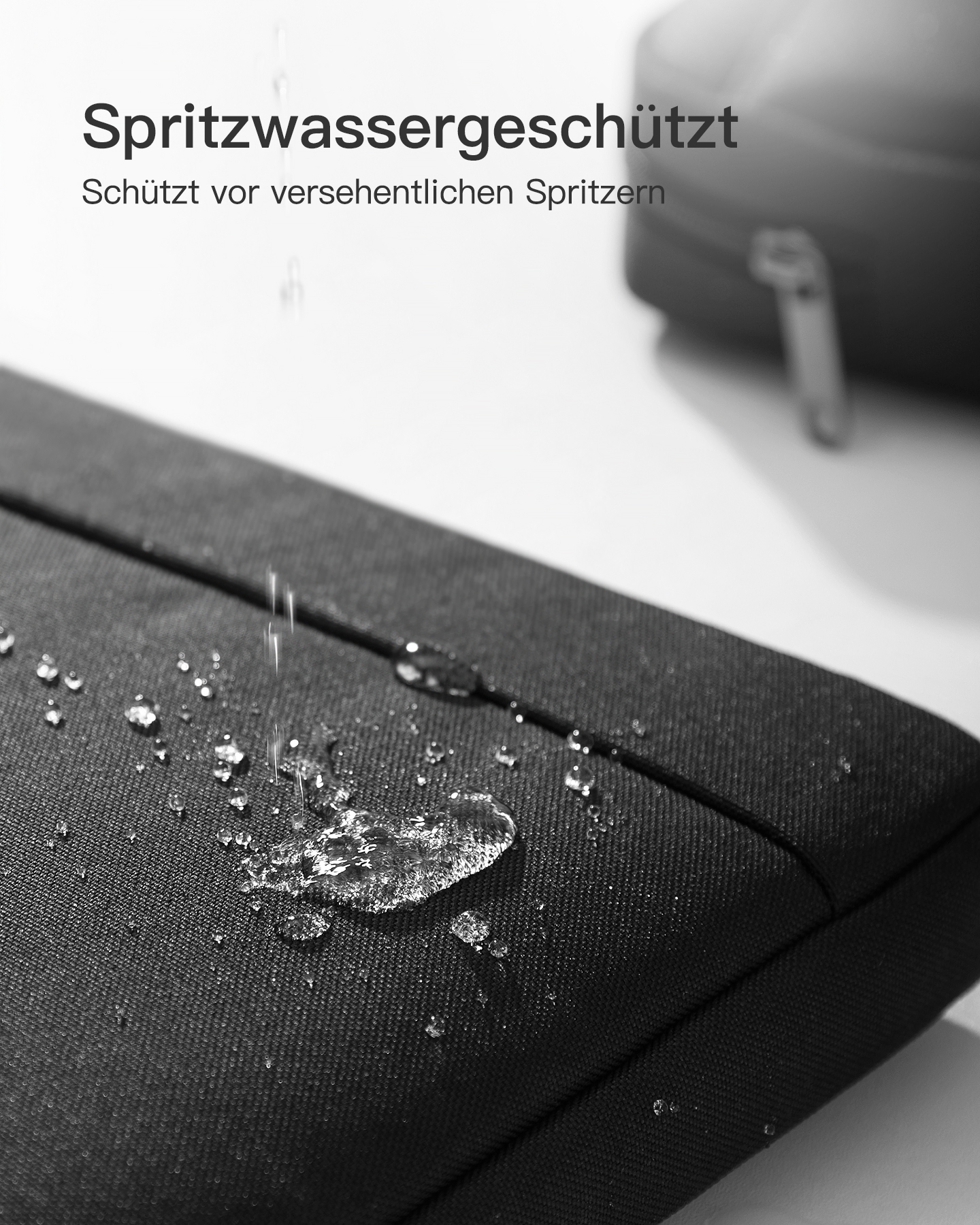 Schwarze Laptoptasche mit Wassertropfen, schützt vor Spritzern.