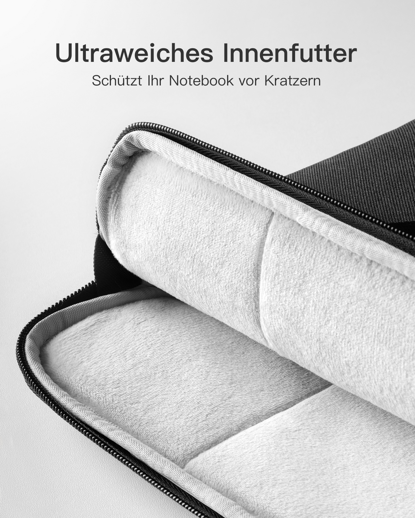 Geöffnete Laptop-Hülle, schwarz mit weißem, weichem Innenfutter. Text: 'Ultraweiches Innenfutter'.