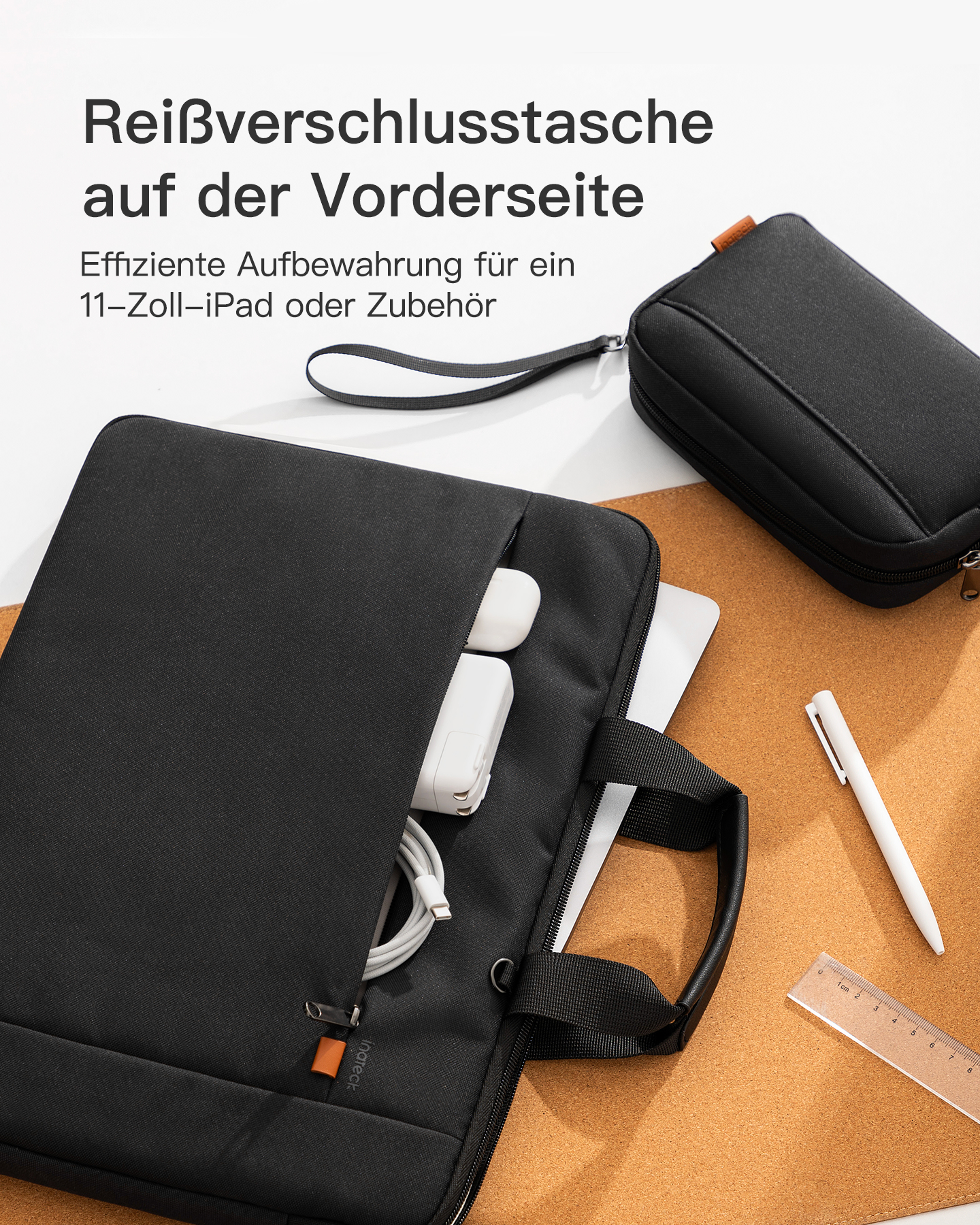 Schwarze Laptoptasche mit Zubehör, auf brauner Oberfläche präsentiert.