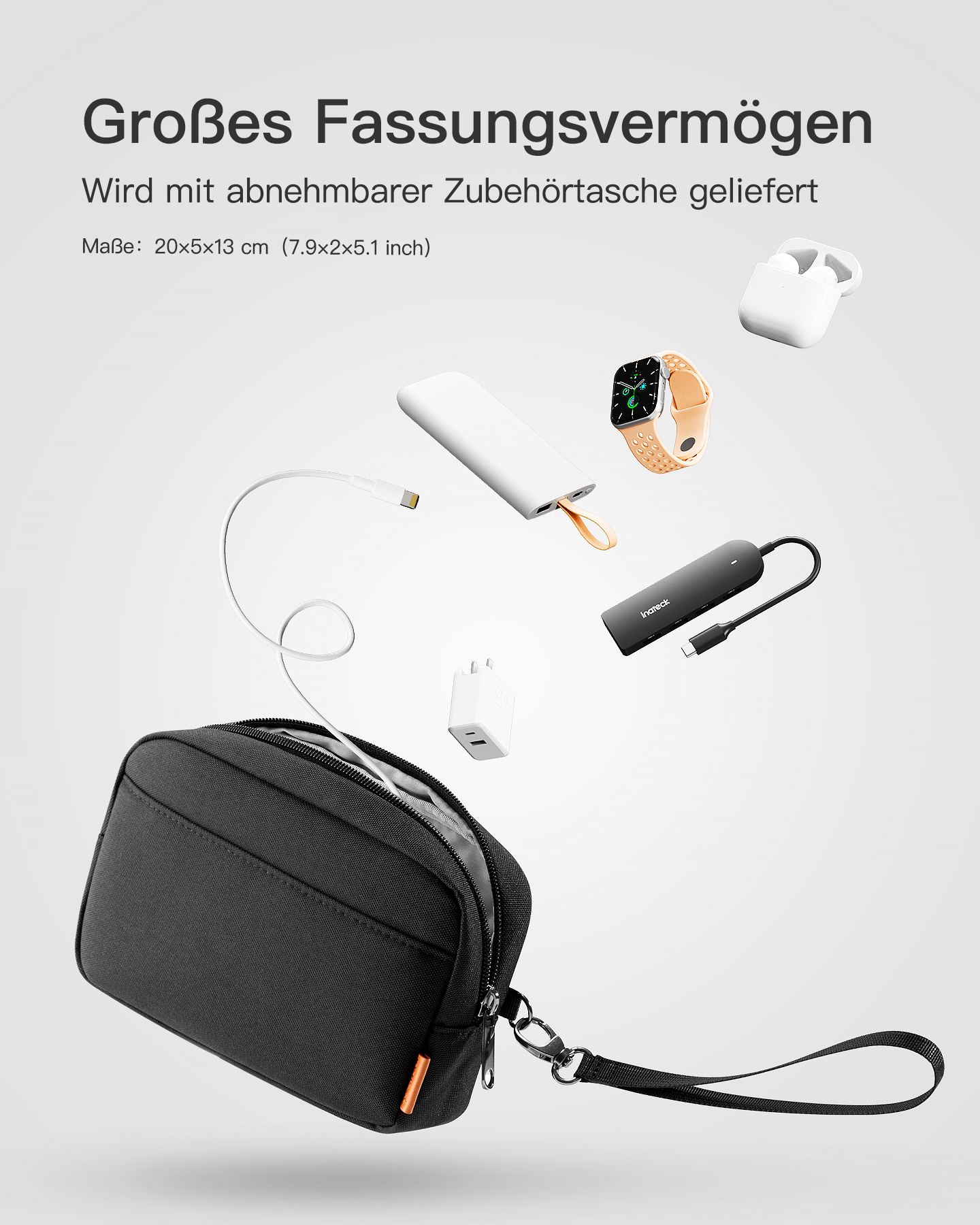Eine schwarze Tasche mit Zubehör. Zu den Artikeln gehören eine Uhr, ein Ladegerät und Ohrhörer.