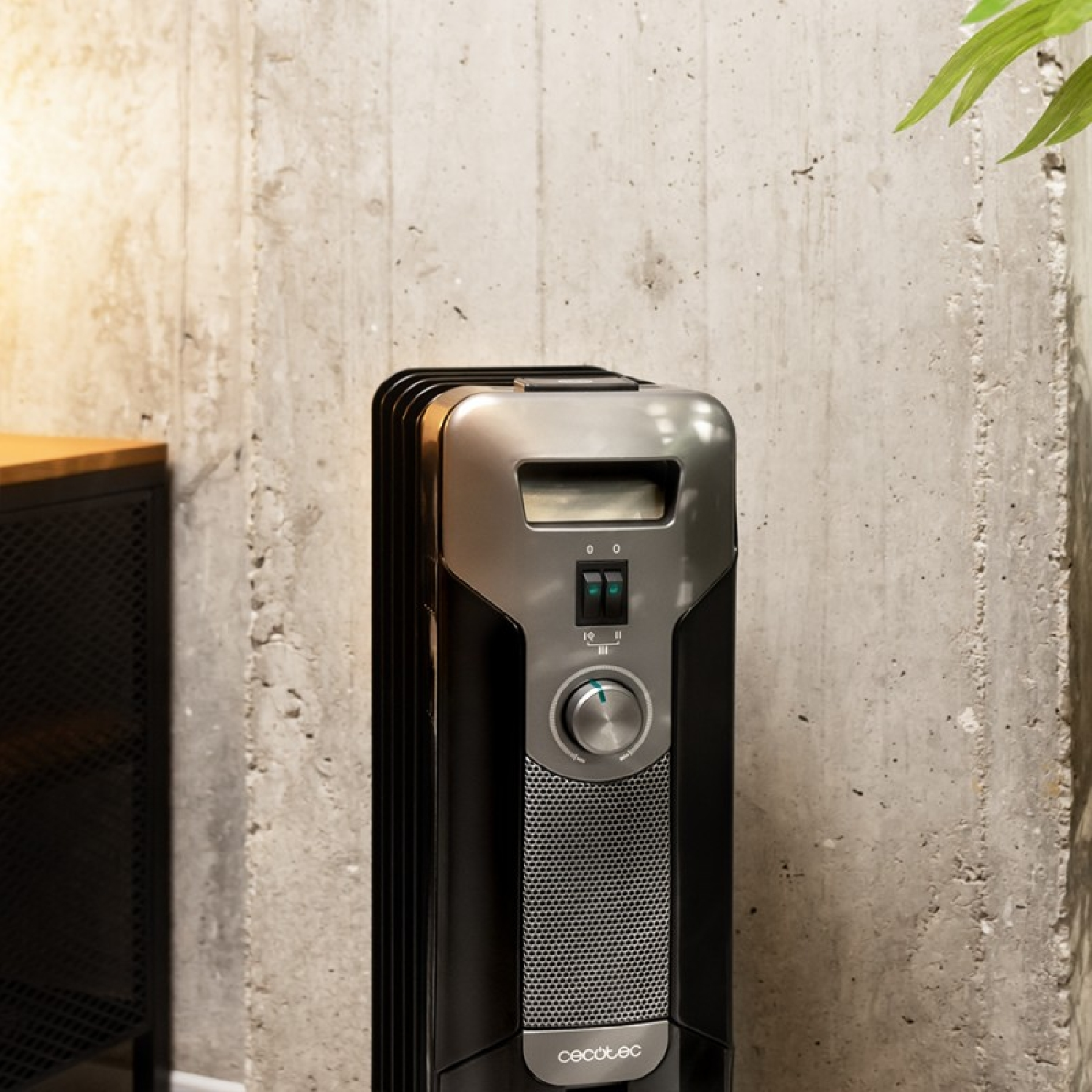 Czarny i srebrny grzejnik olejowy z cyfrowym wyświetlaczem.