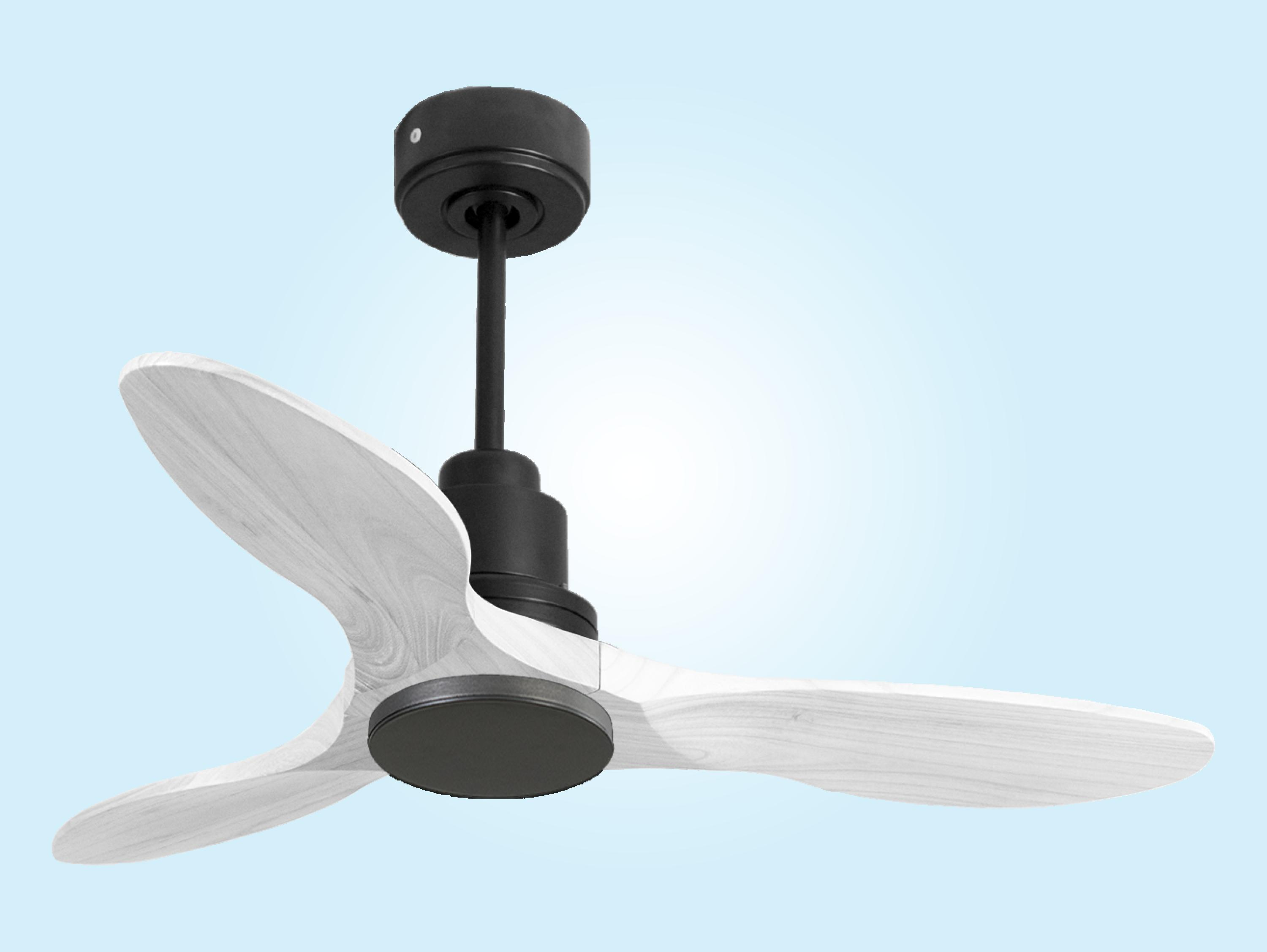 Ventilador de techo con tres aspas de color claro y un motor negro. El fondo es azul.