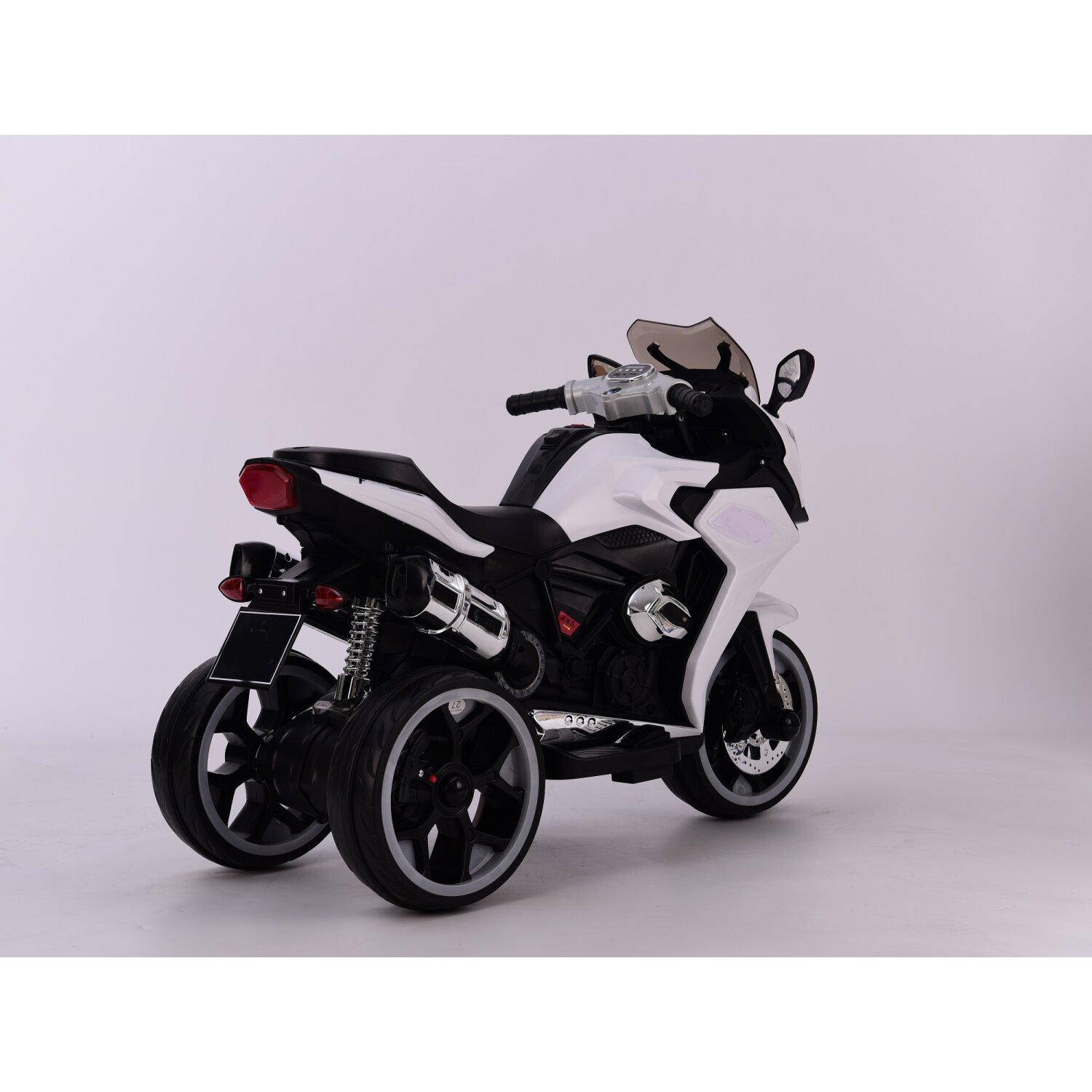 Ein weißes und schwarzes Spielzeugmotorrad mit drei Rädern, von hinten gesehen.