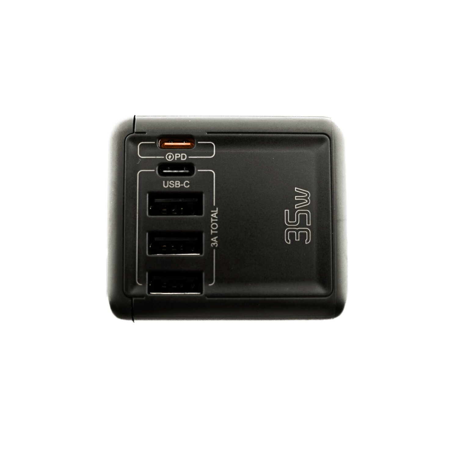 Schwarzes Ladegerät mit mehreren Anschlüssen, beschriftet mit USB-C, PD und 3A insgesamt, auf weißem Hintergrund.