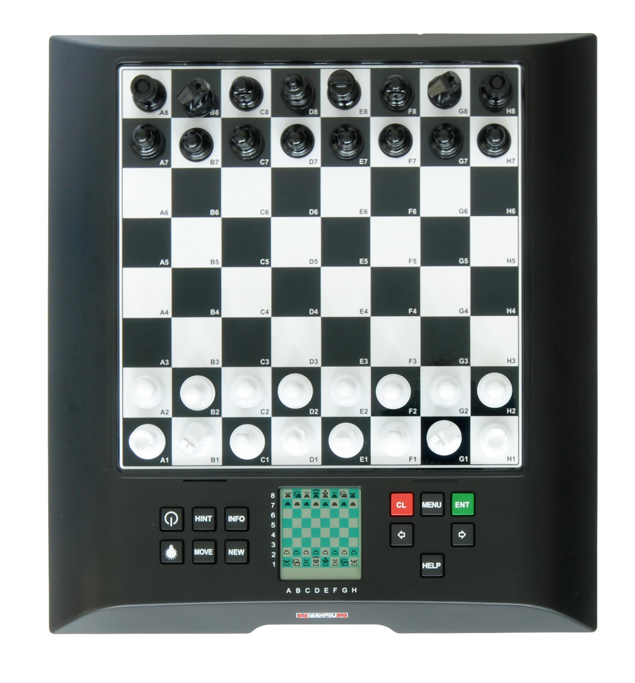 Elektronisches Schachbrett mit aufgebauten Figuren und kleinem Bildschirm.
