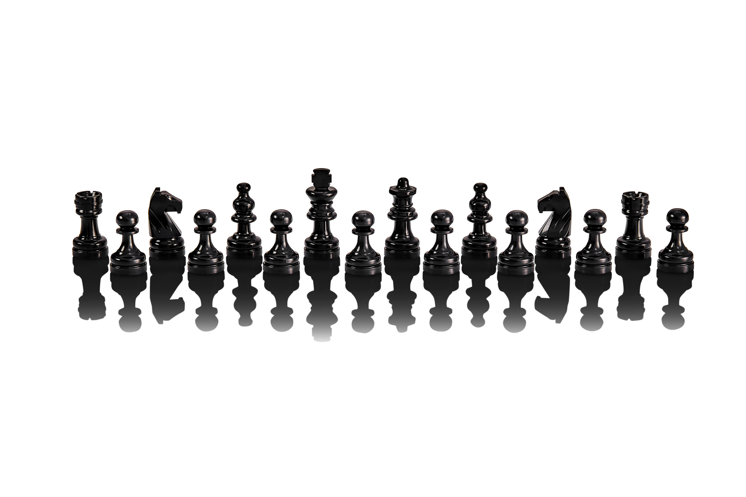 Schwarze Schachfiguren auf schwarzer Oberfläche. Reflektierende Oberfläche. Dunkler Hintergrund.